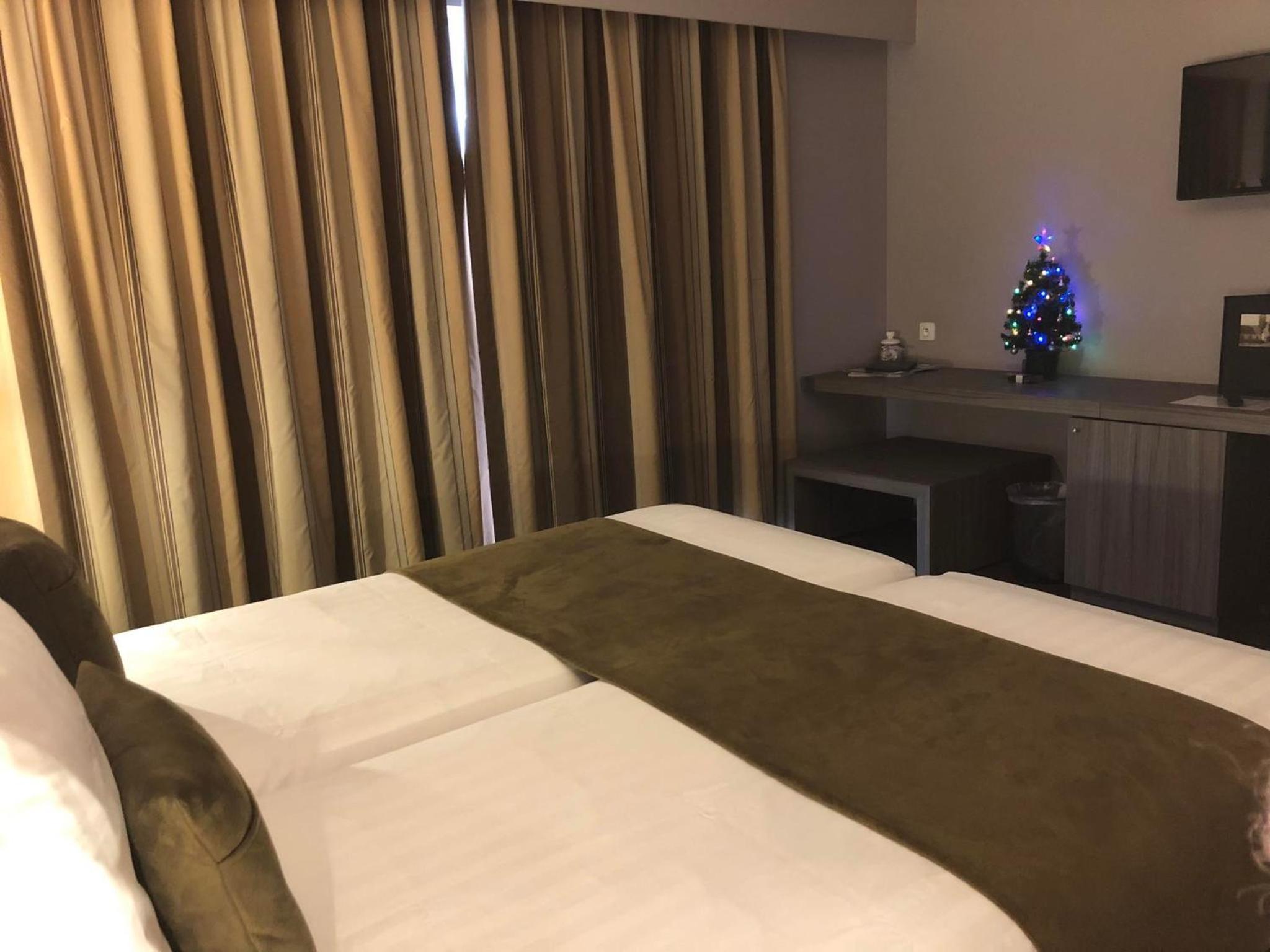Standard Double Room with bath and shower - Photo 13
