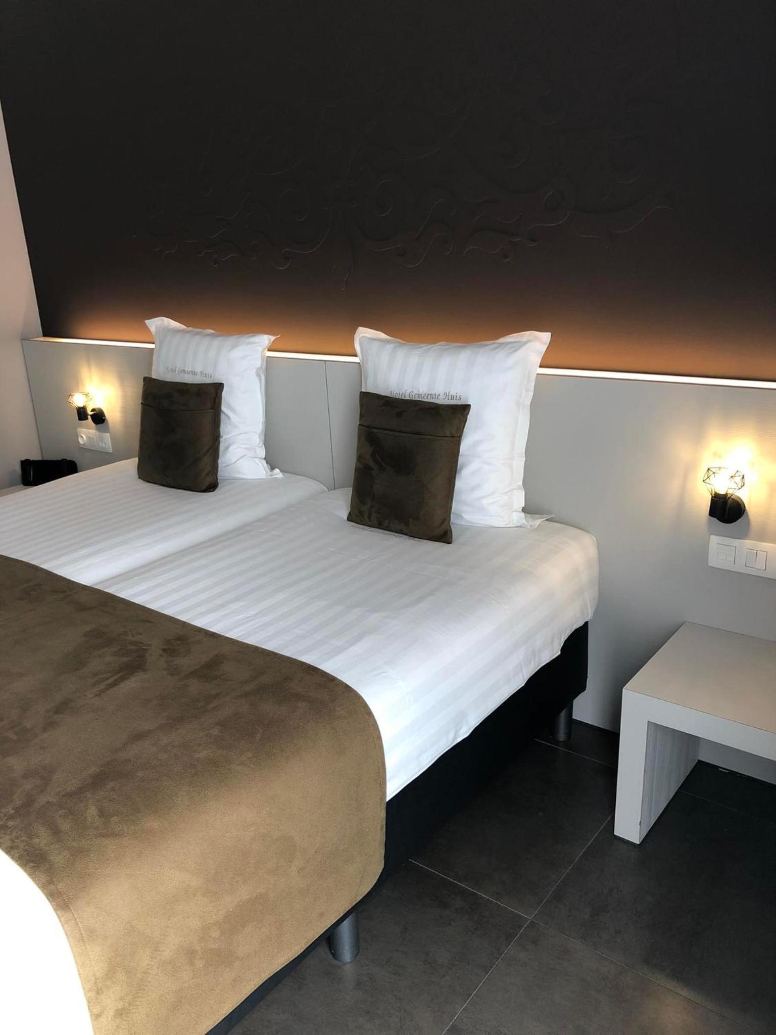 Standard Double Room with bath and shower - Photo 12