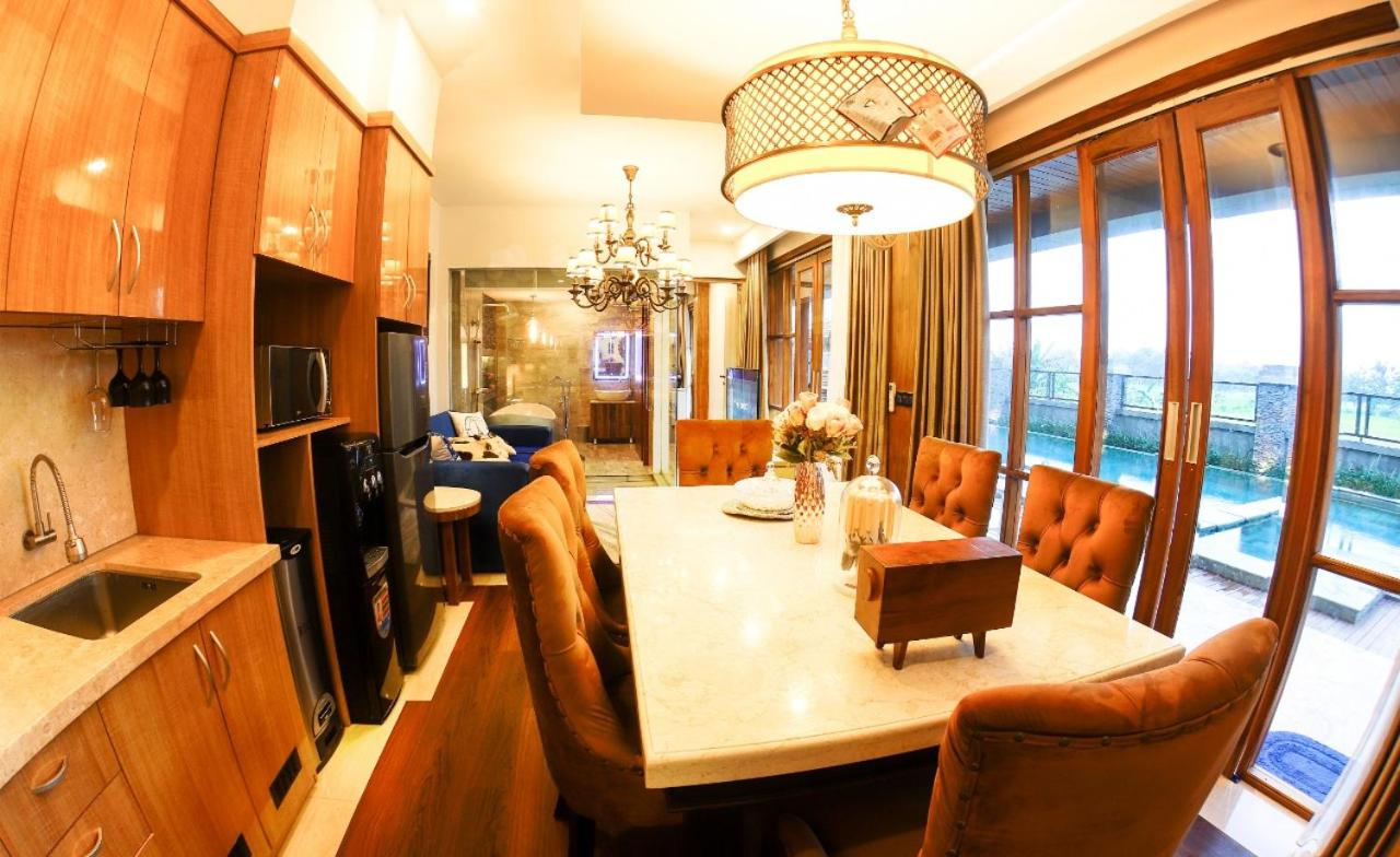 Suite with Pool View - Photo 10