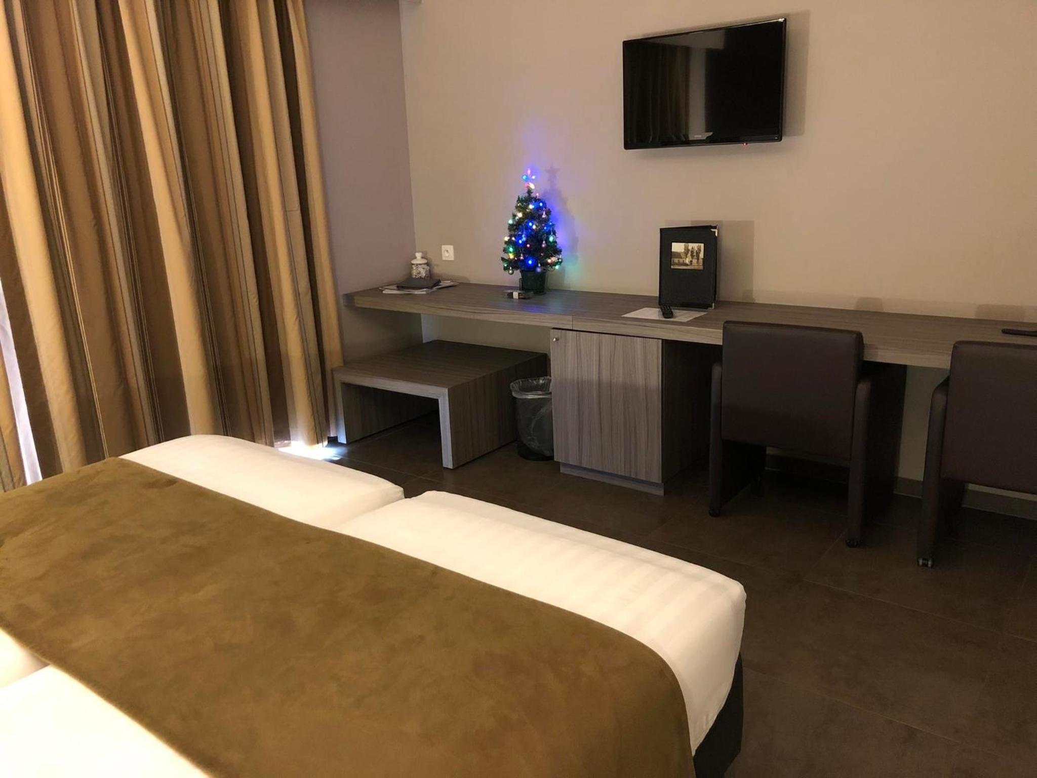 Standard Double Room with bath and shower - Photo 8