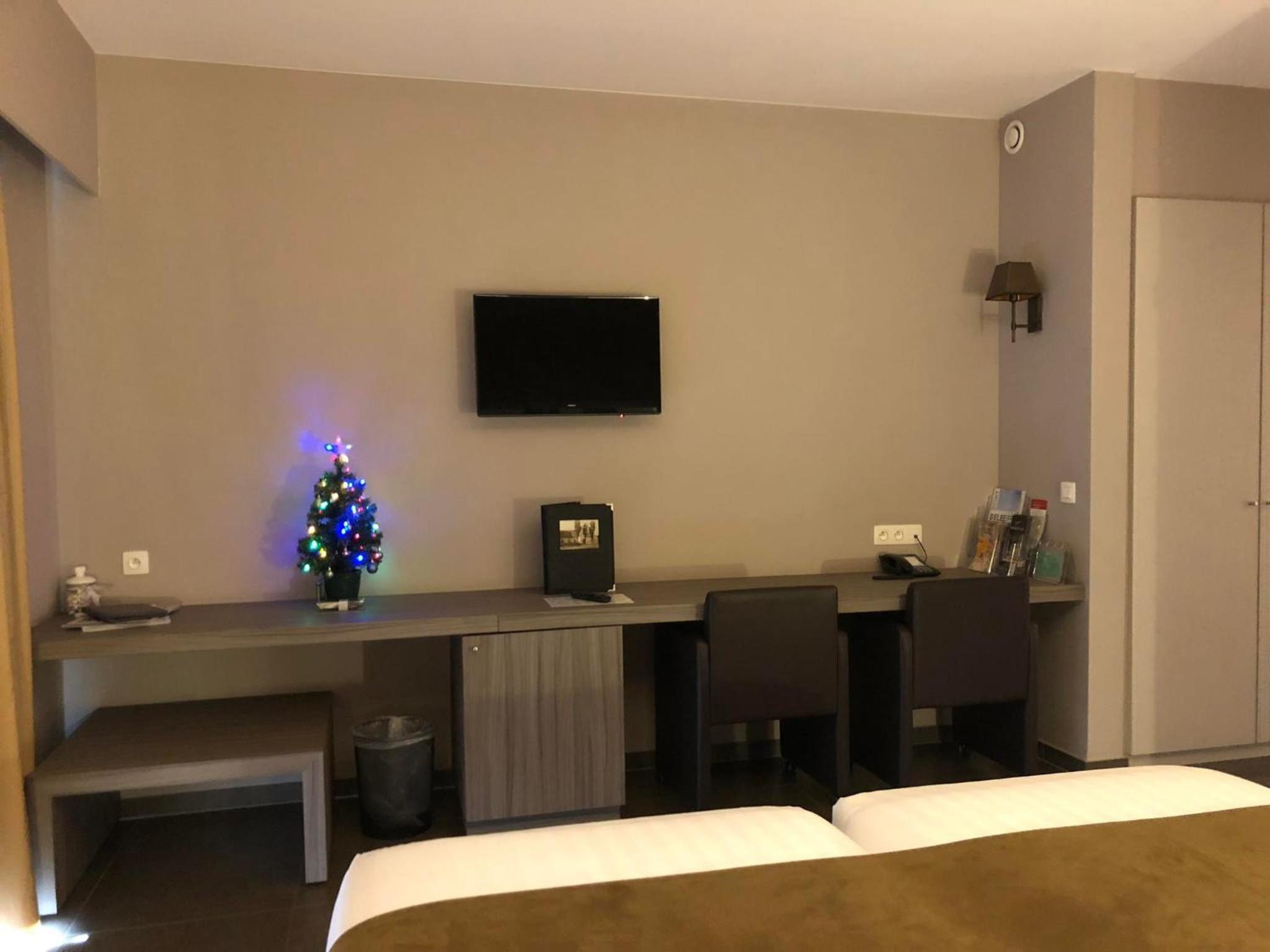 Standard Double Room with bath and shower - Photo 10