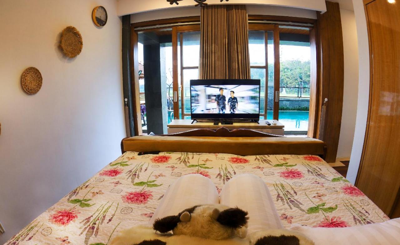 Suite with Pool View - Photo 11