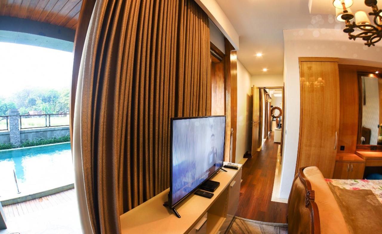 Suite with Pool View - Photo 1