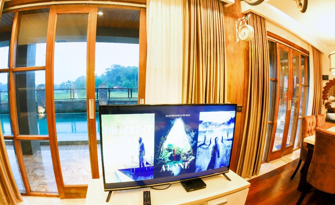 Suite with Pool View - Photo 3