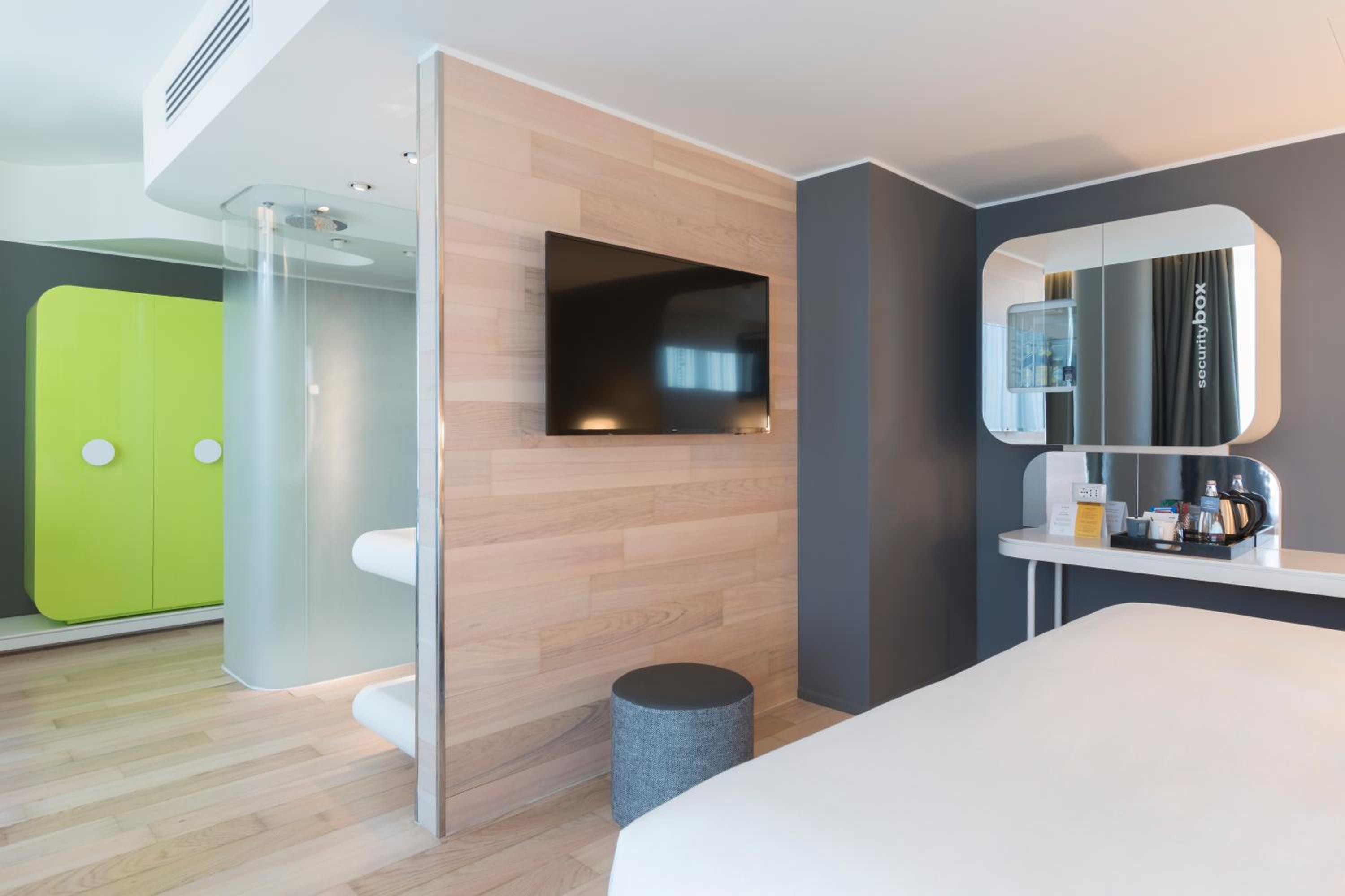 Premium King Room with City View thumbnail 6