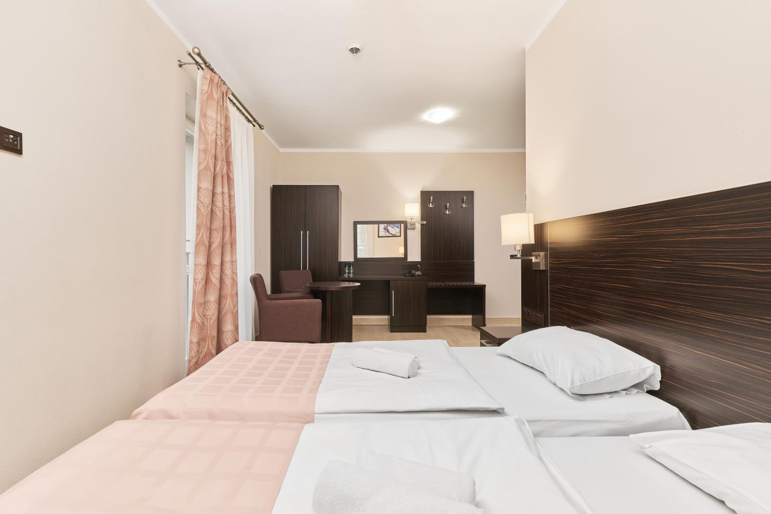 Twin Room - Photo 8