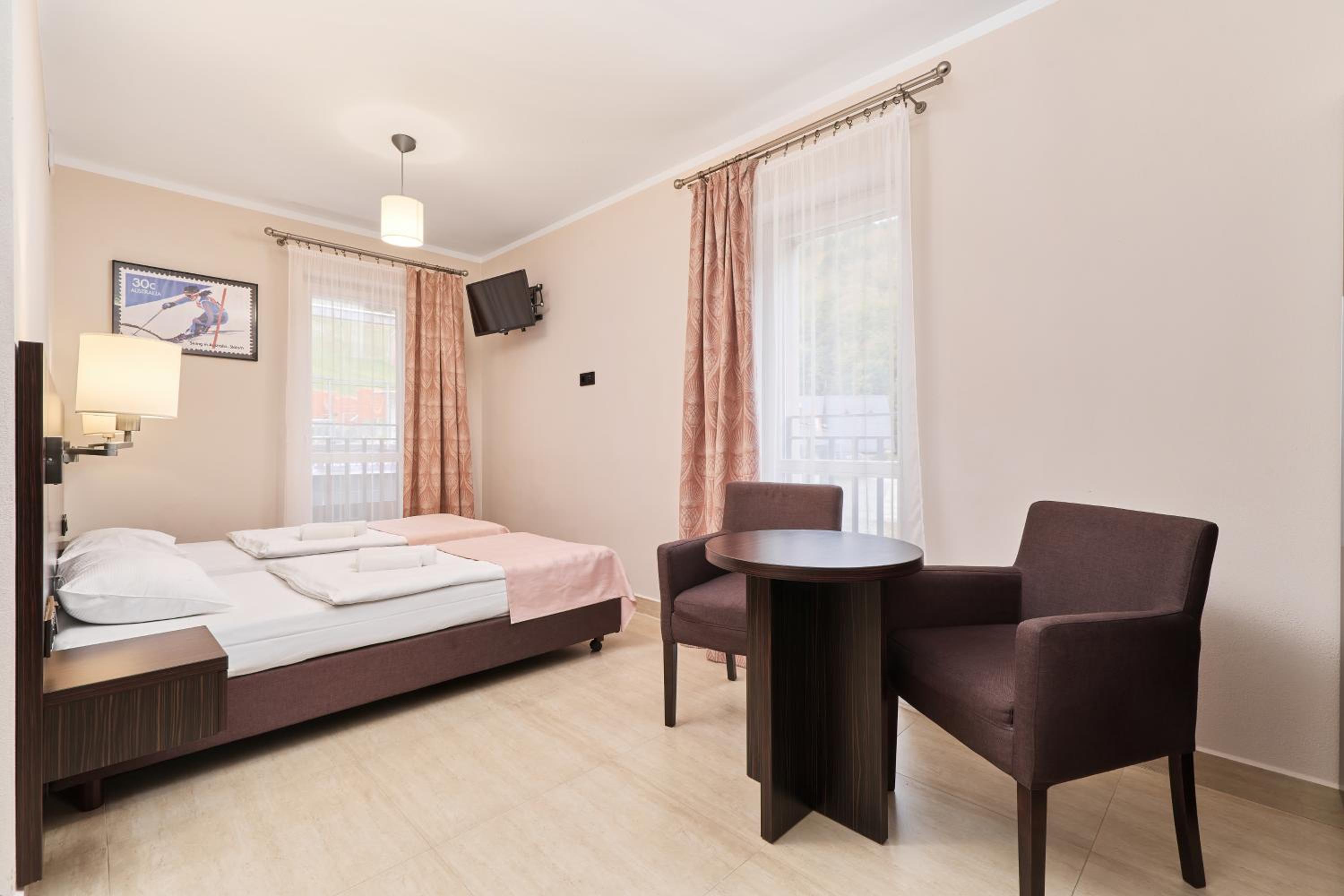Twin Room - Photo 9