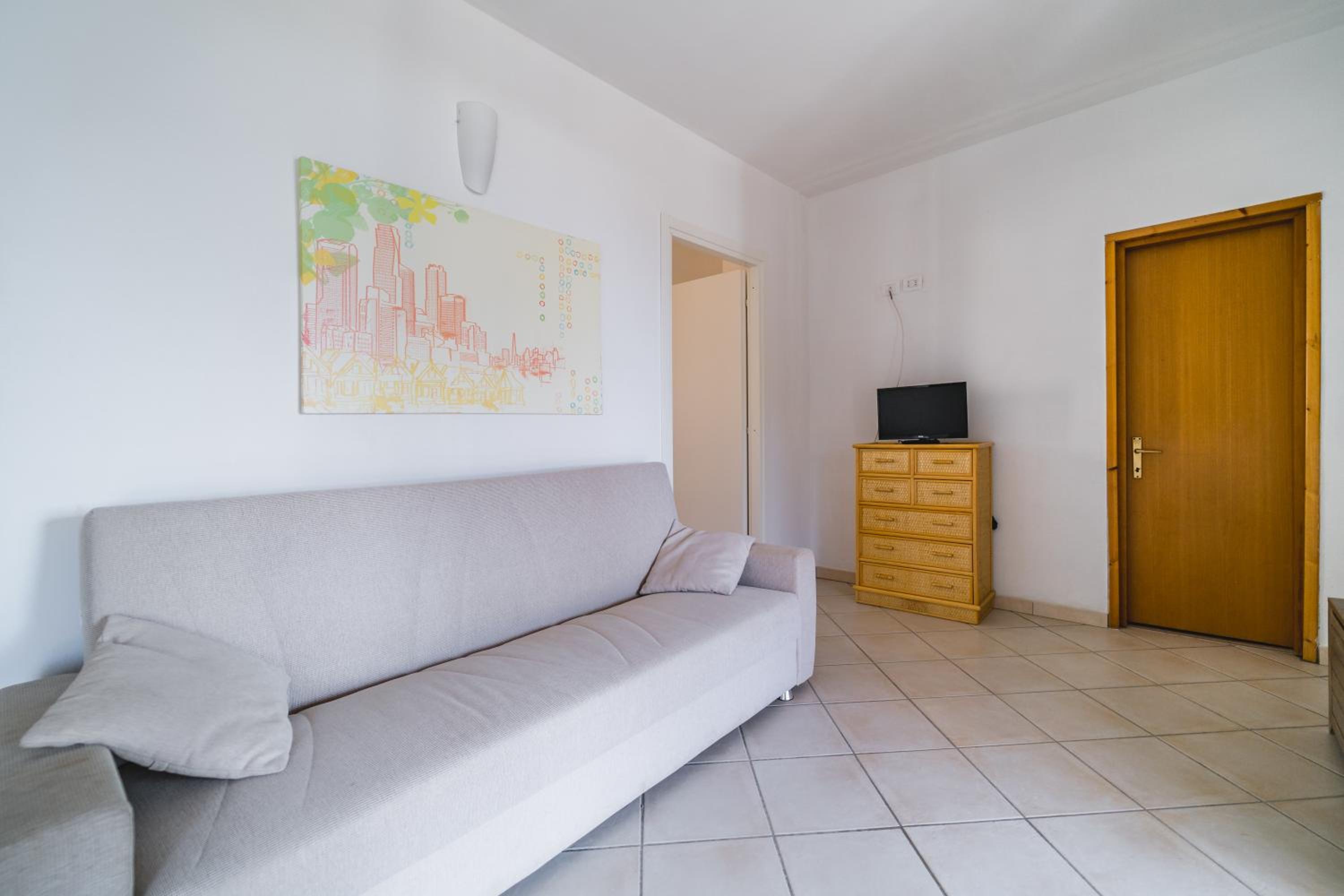 One-Bedroom Apartment photo 1