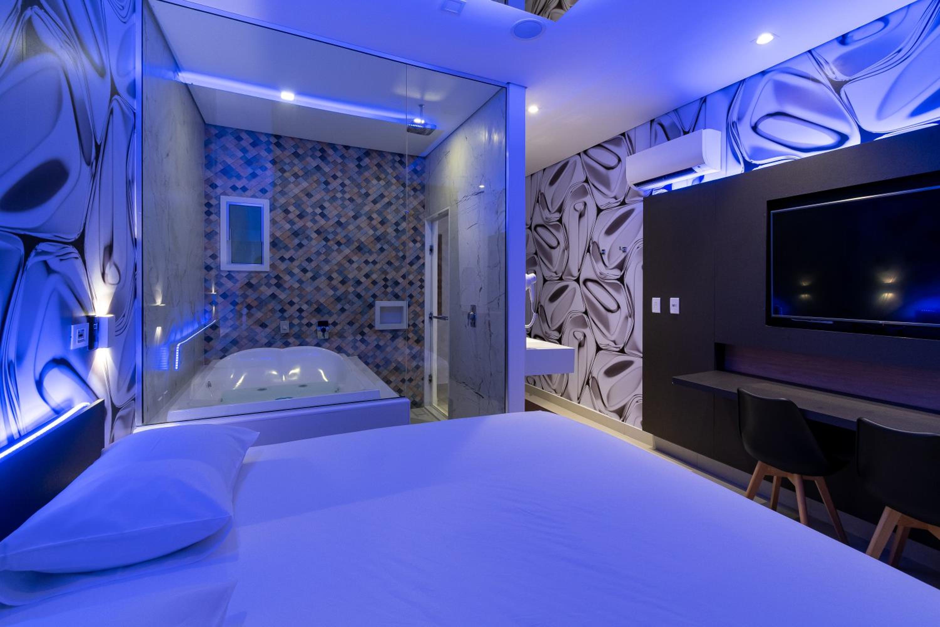 King Suite with Spa Bath - Photo 1