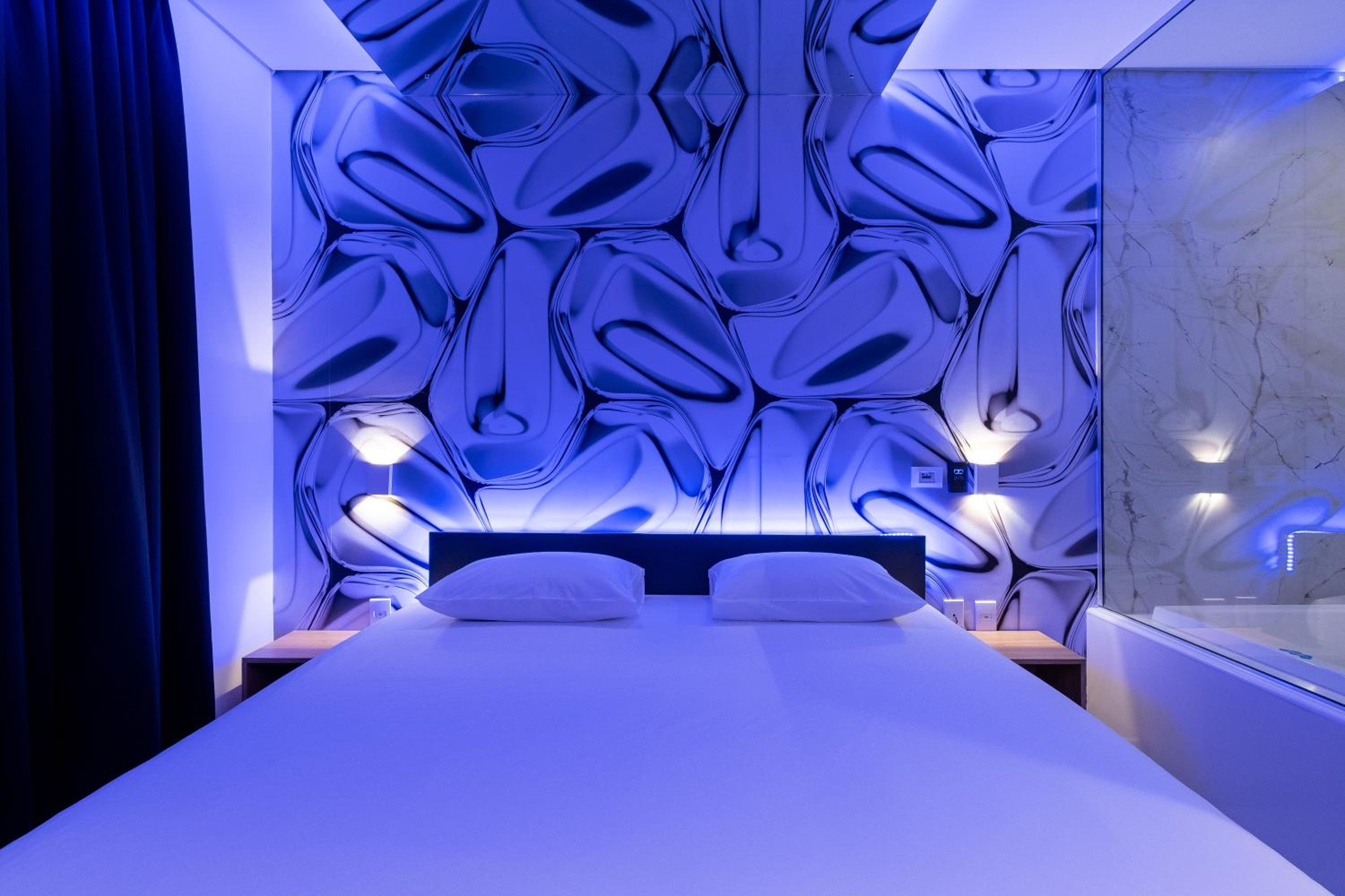 King Suite with Spa Bath - Photo 4
