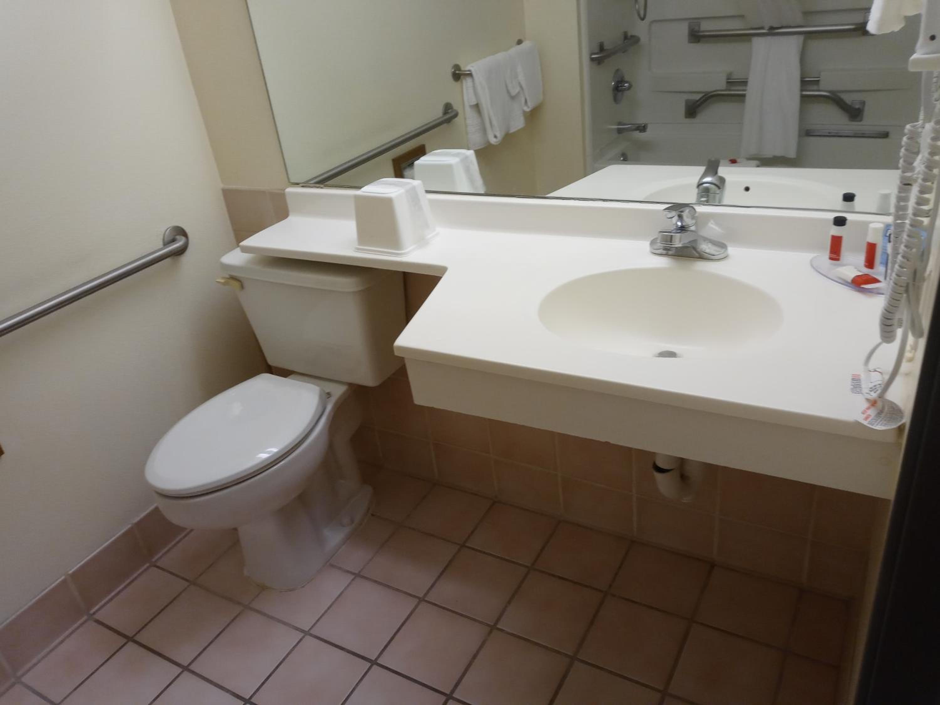Queen Room - Mobility Access/Non-Smoking - Photo 6