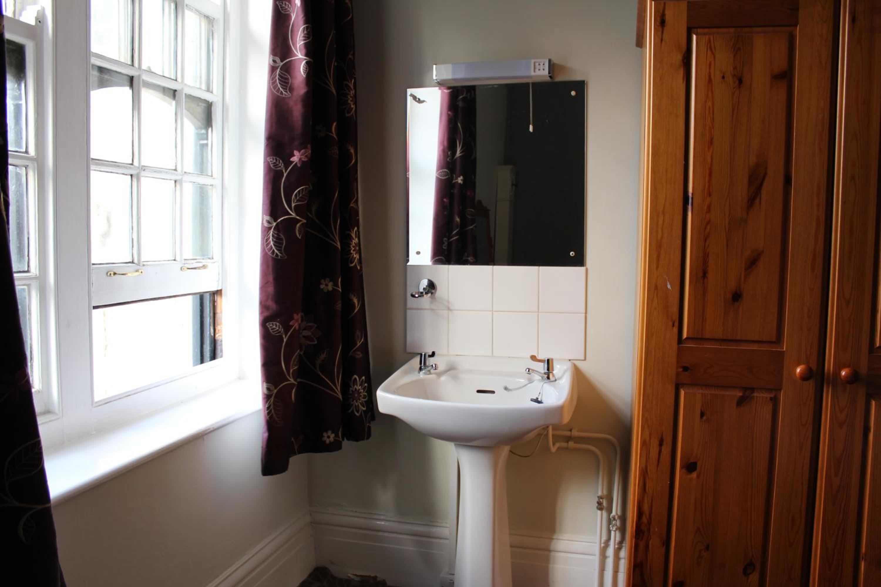 Double Room with Shared Bathroom photo 3
