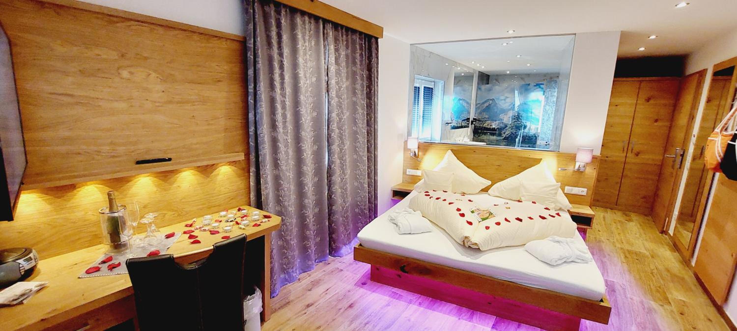 Deluxe Suite with Spa Bath photo 2