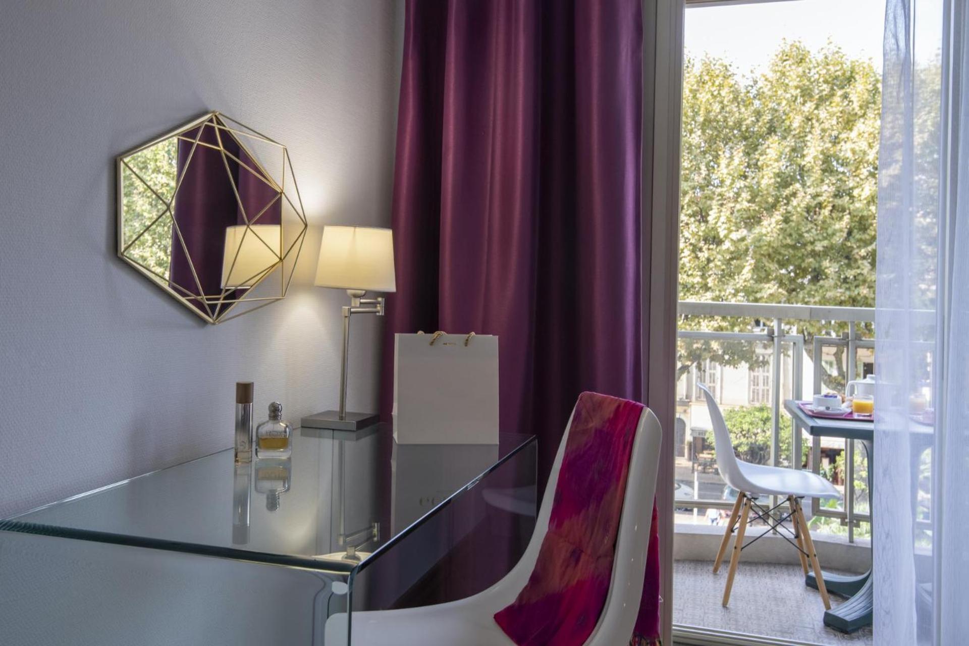Deluxe Double Room with Shower - Photo 12