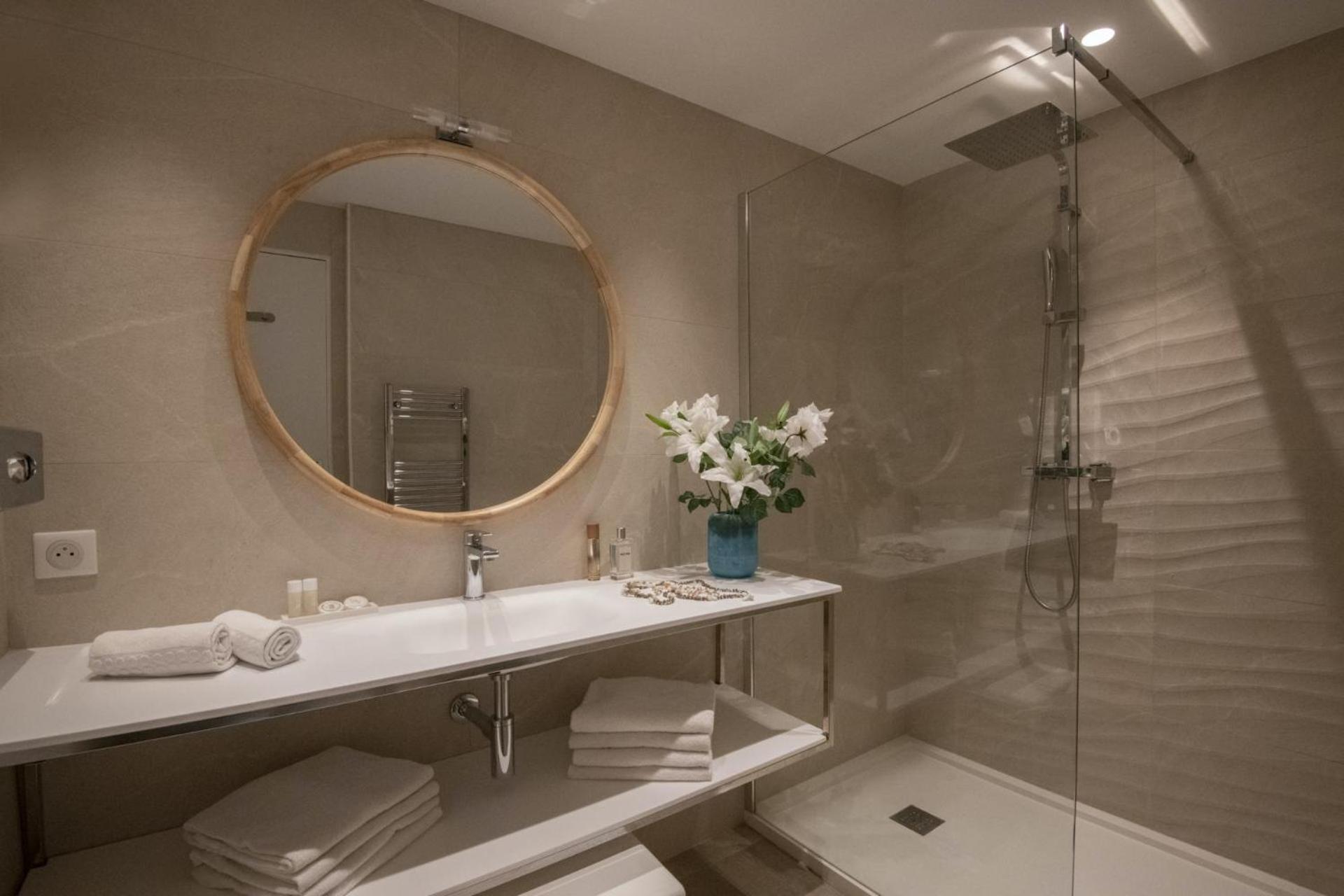 Deluxe Double Room with Shower - Photo 11