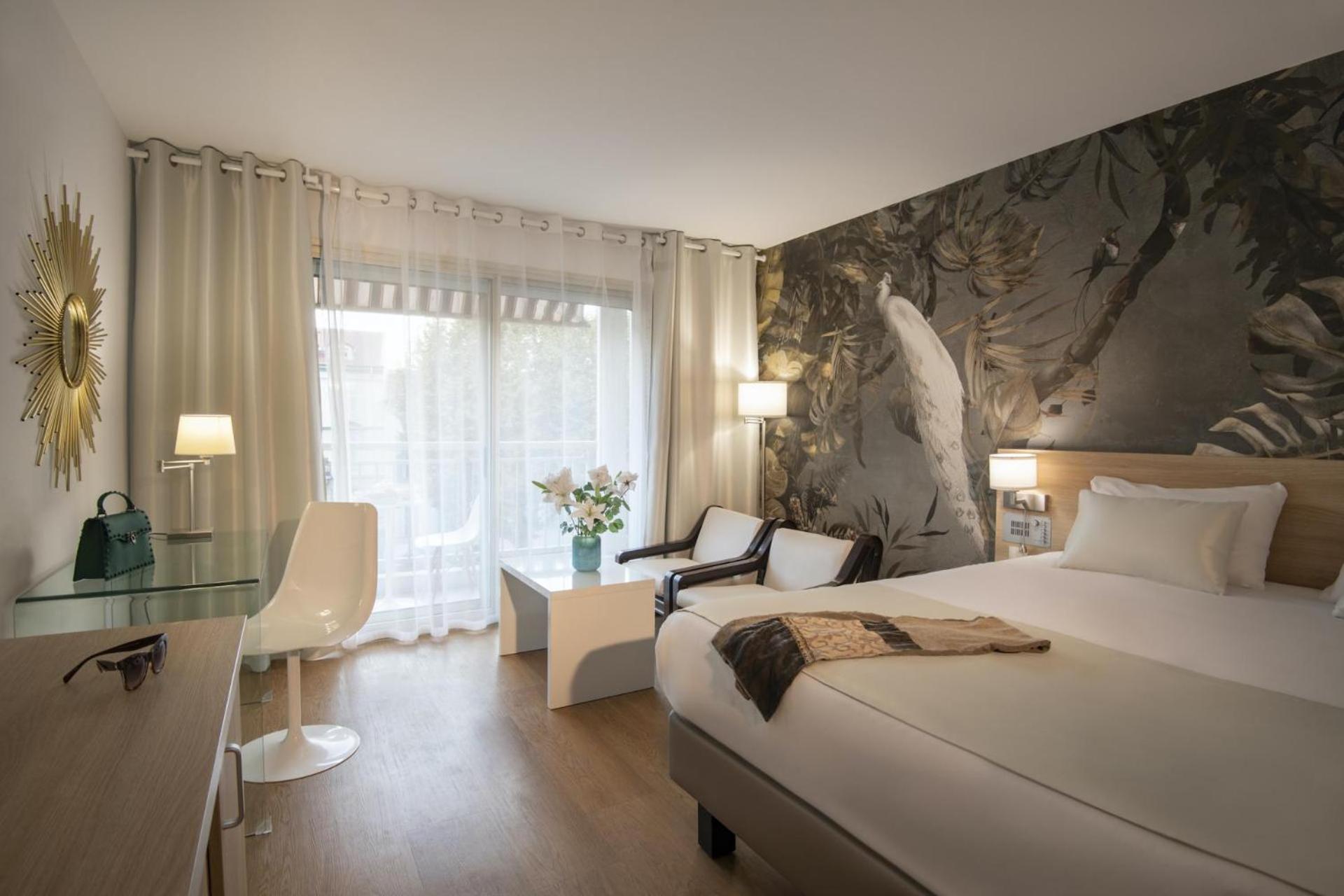 Deluxe Double Room with Shower - Photo 7