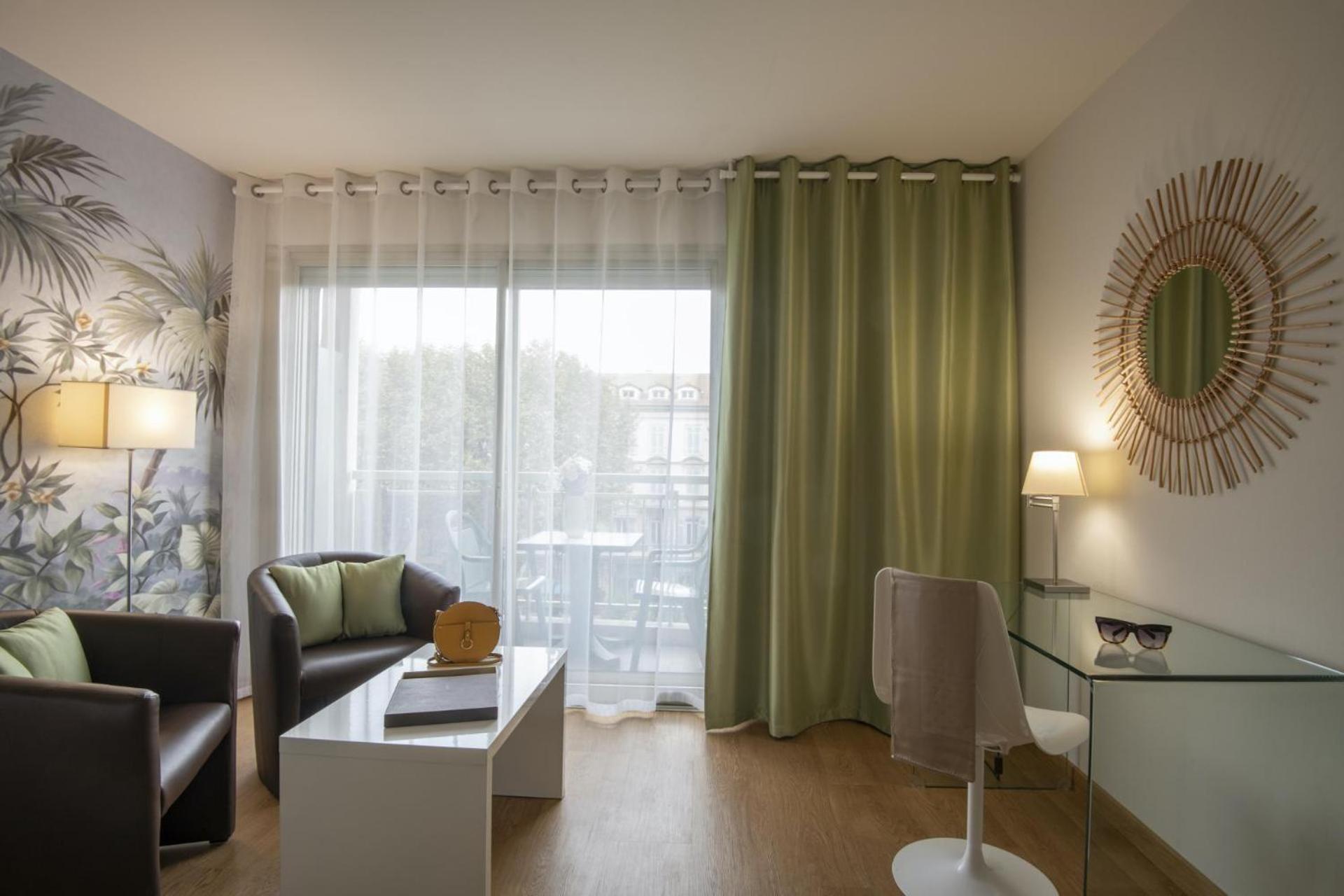 Deluxe Double Room with Shower - Photo 9