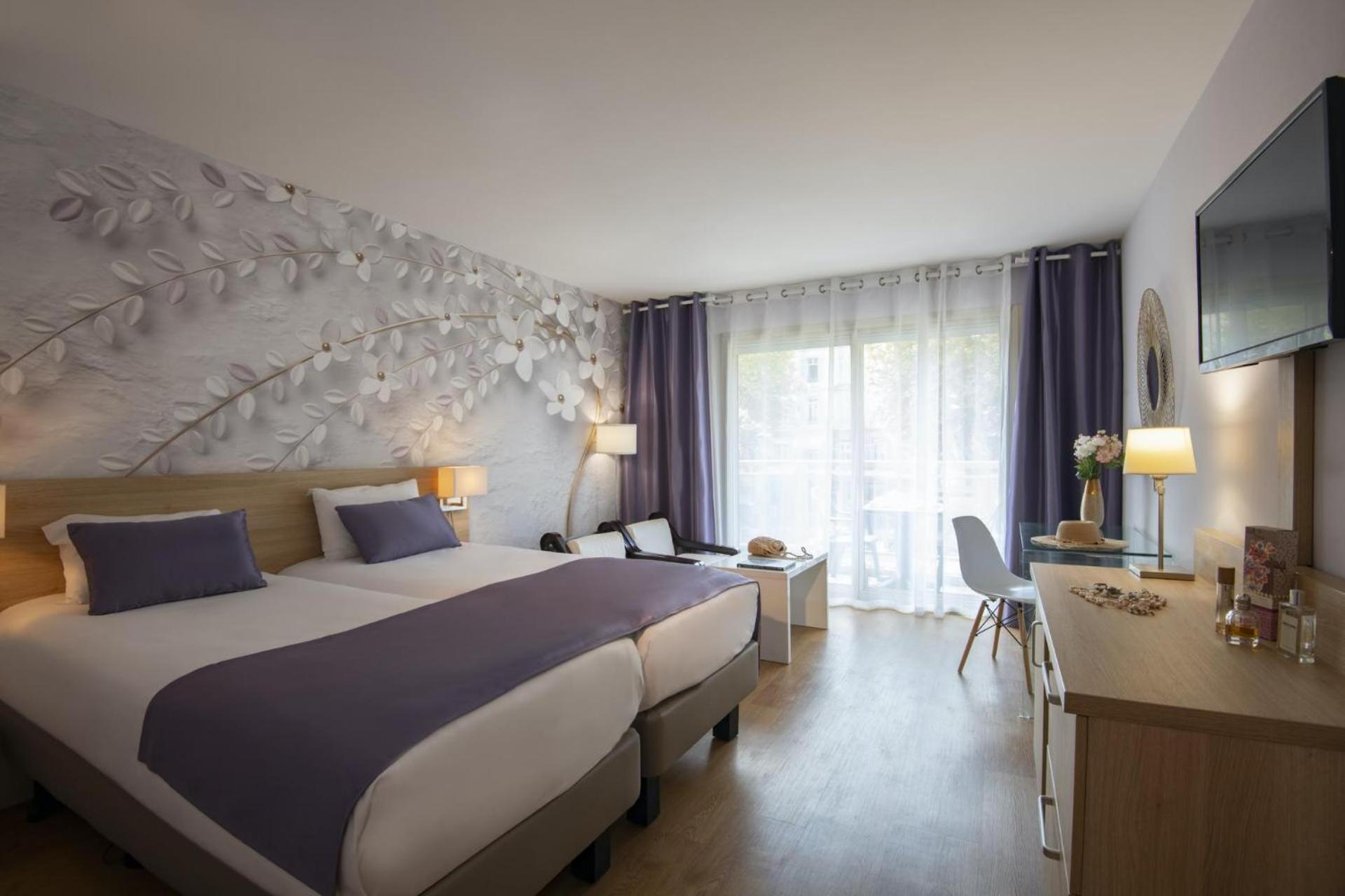 Deluxe Double Room with Shower - Photo 6