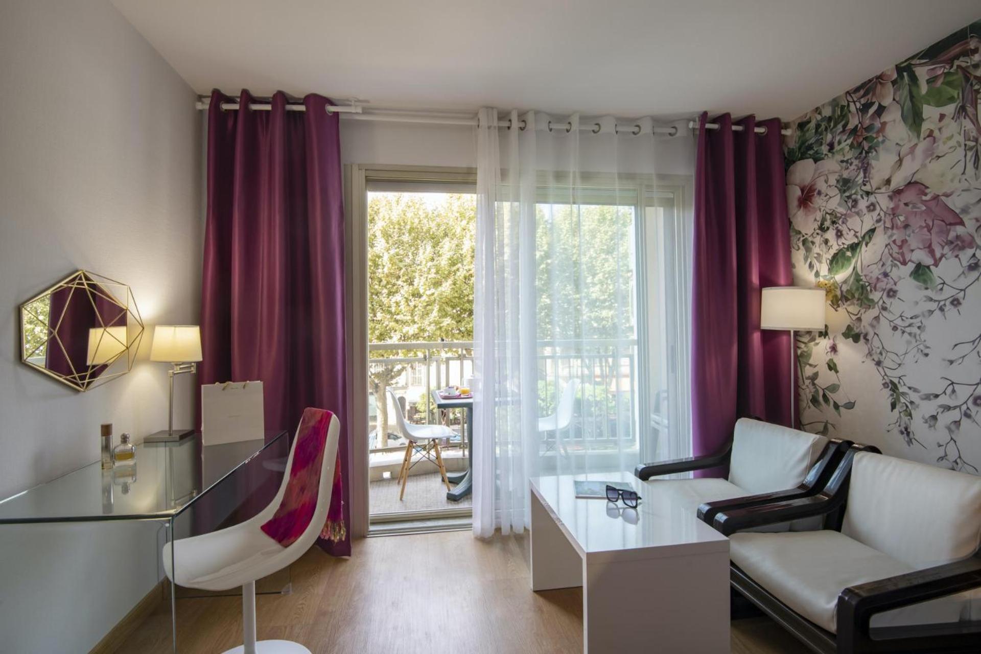 Deluxe Double Room with Shower - Photo 4
