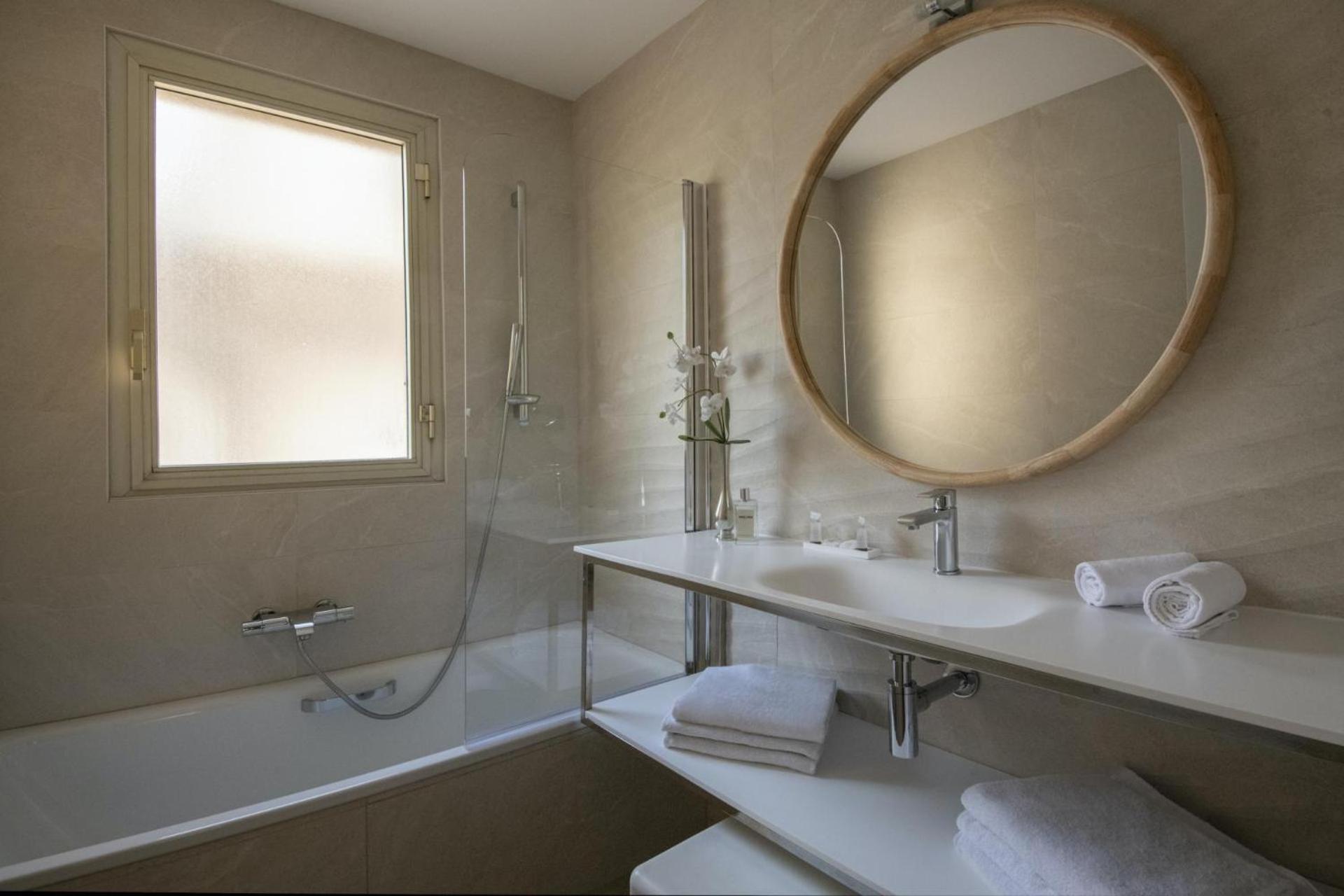 Deluxe Double Room with Shower - Photo 8