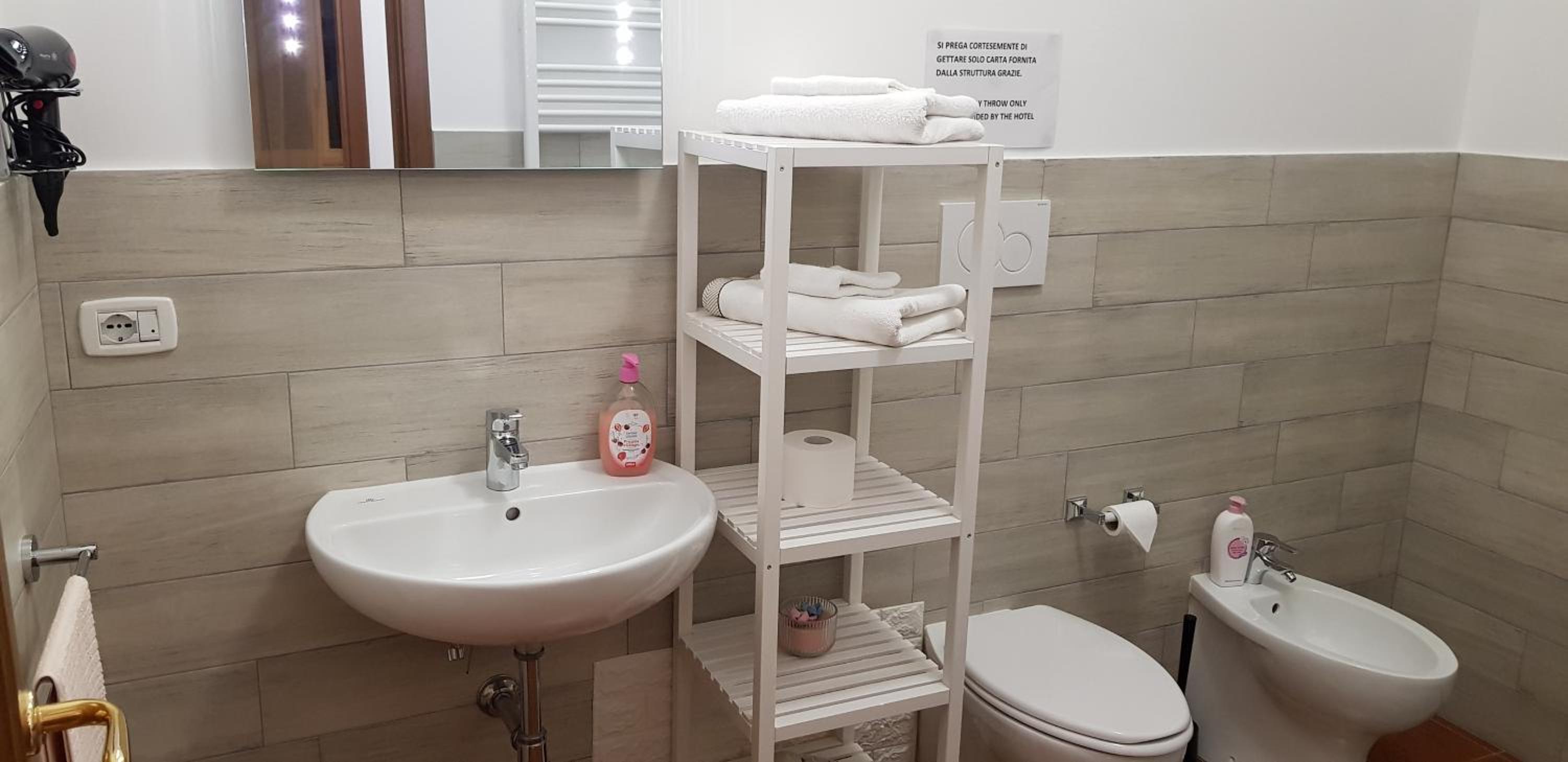 Double Room with Private Bathroom photo 3