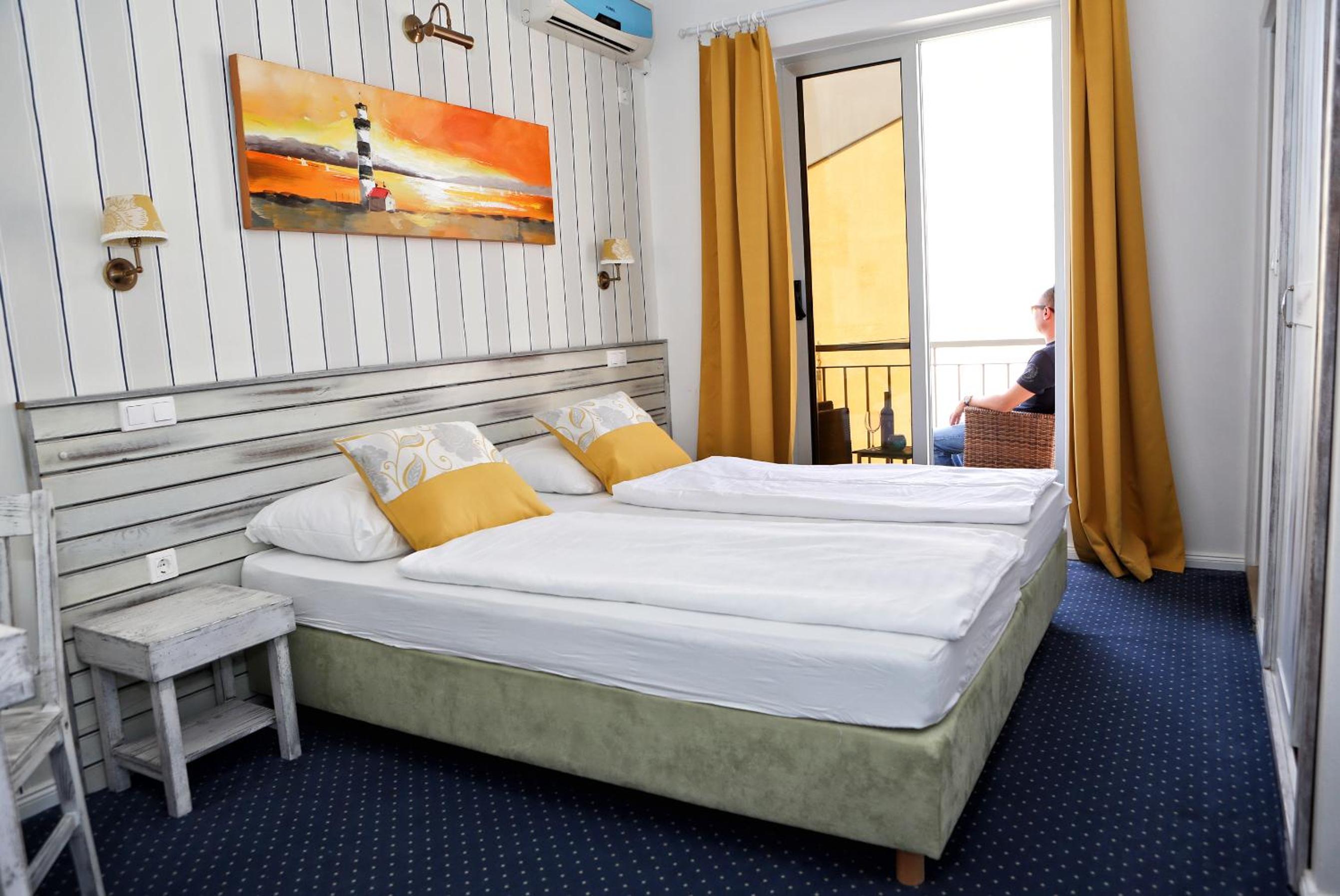 Double or Twin Room with Balcony - Photo 4