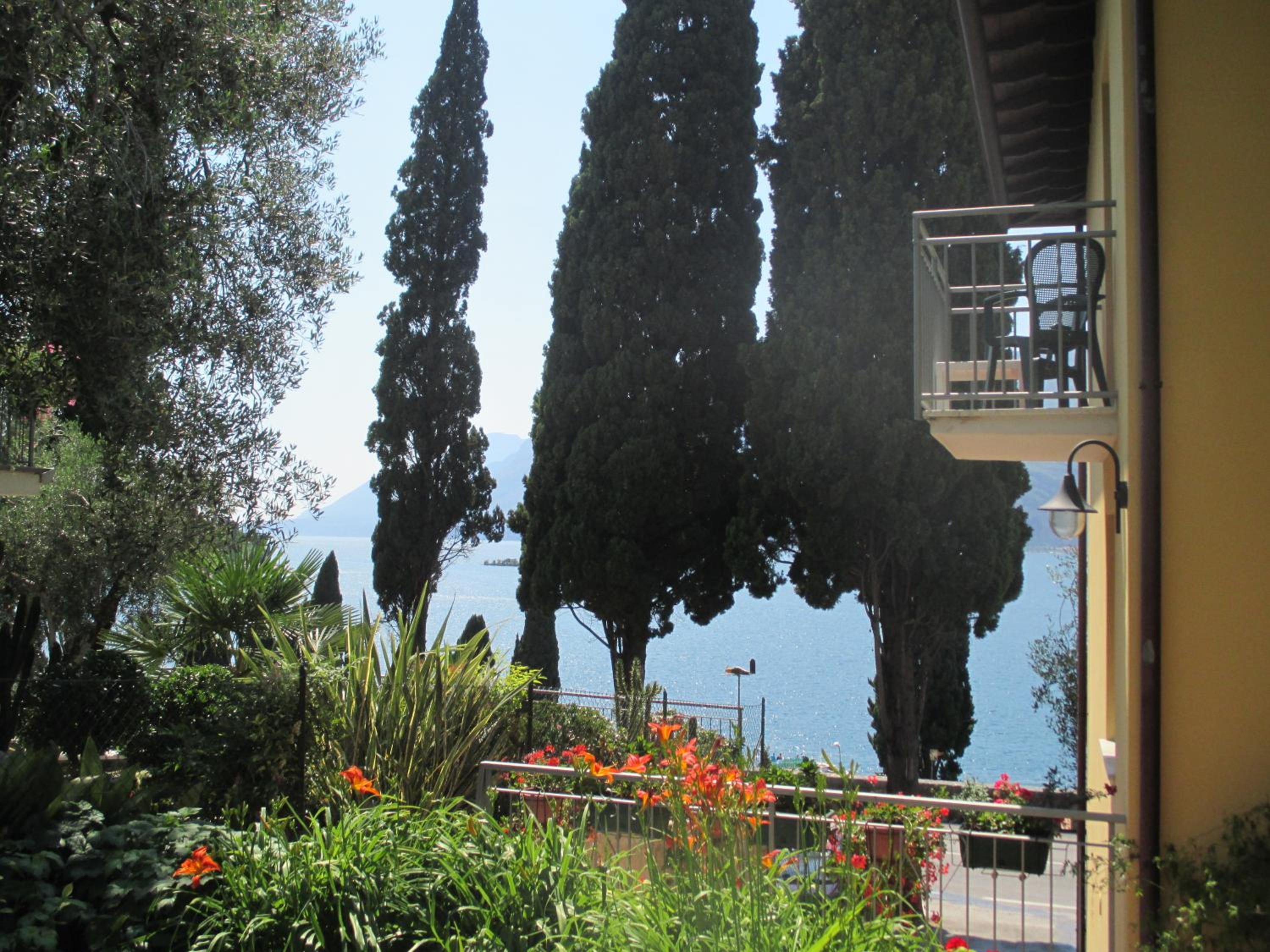 Double or Twin Room with Partial Garden View photo 2