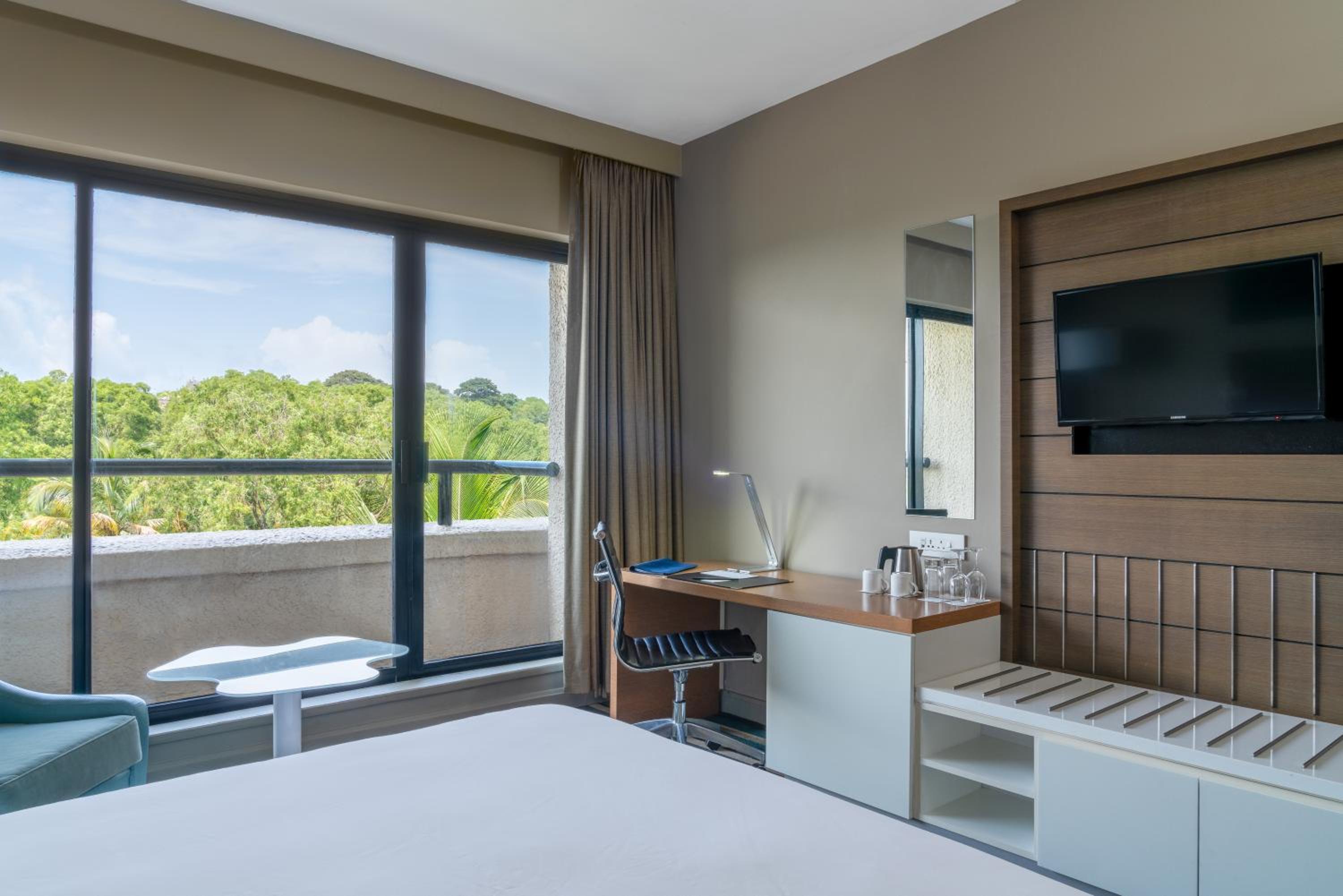 Suite with Balcony and Lounge Access