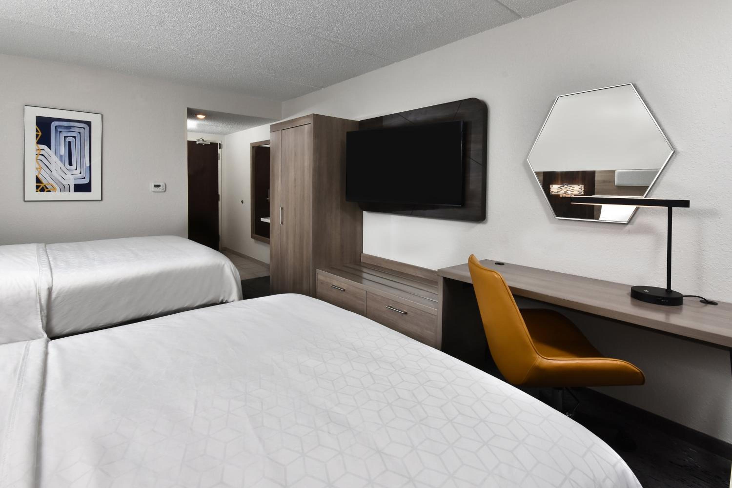 Standard Room with Two Queen Beds - Photo 2