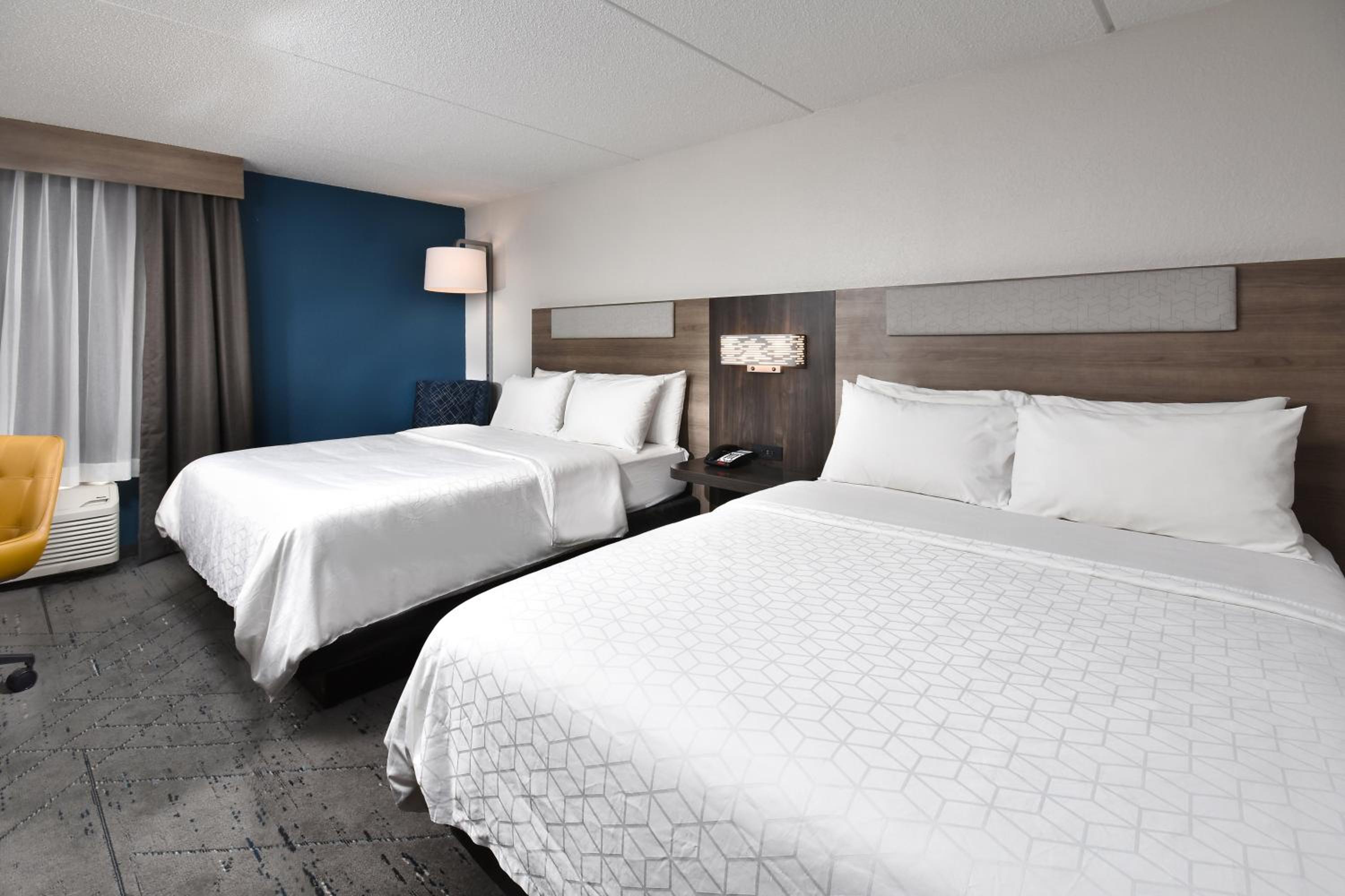 Standard Room with Two Queen Beds - Photo 4