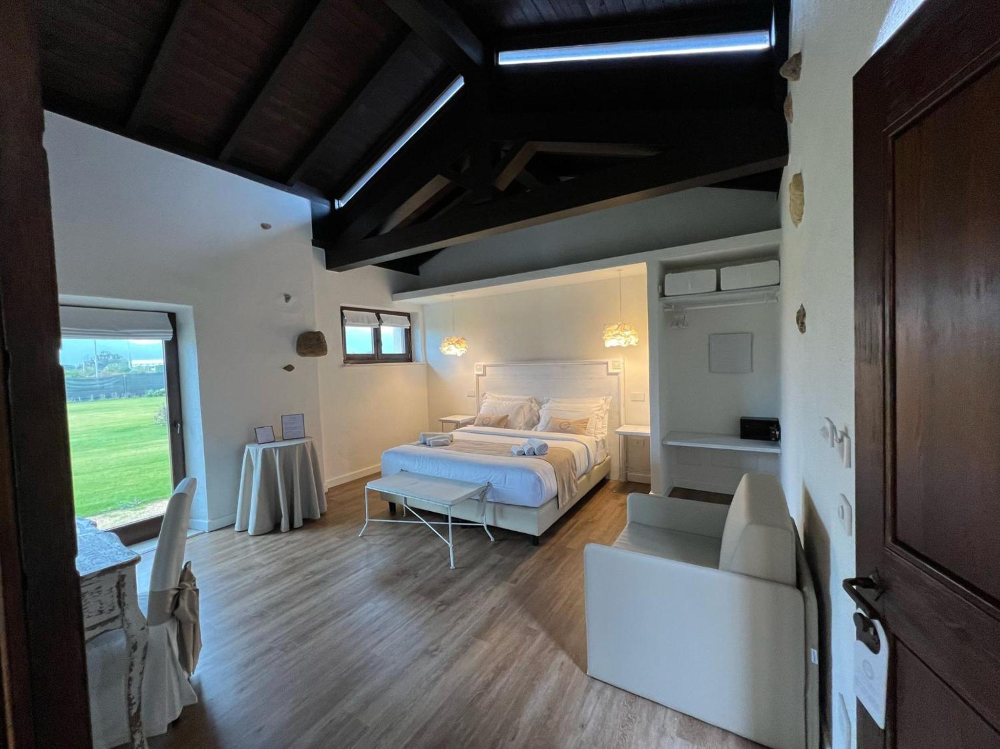 Superior Double or Twin Room with Garden View - Photo 11