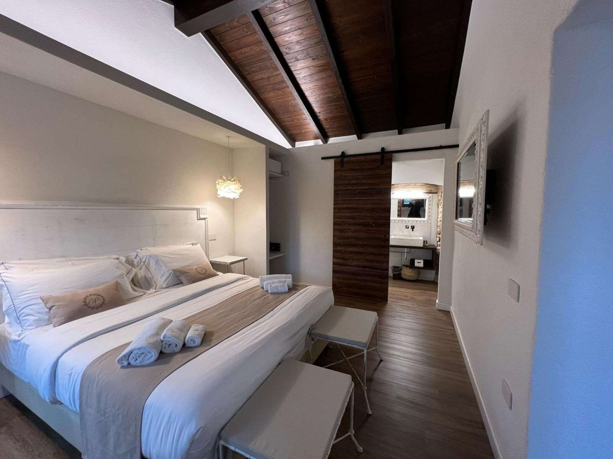 Superior Double or Twin Room - Photo 11