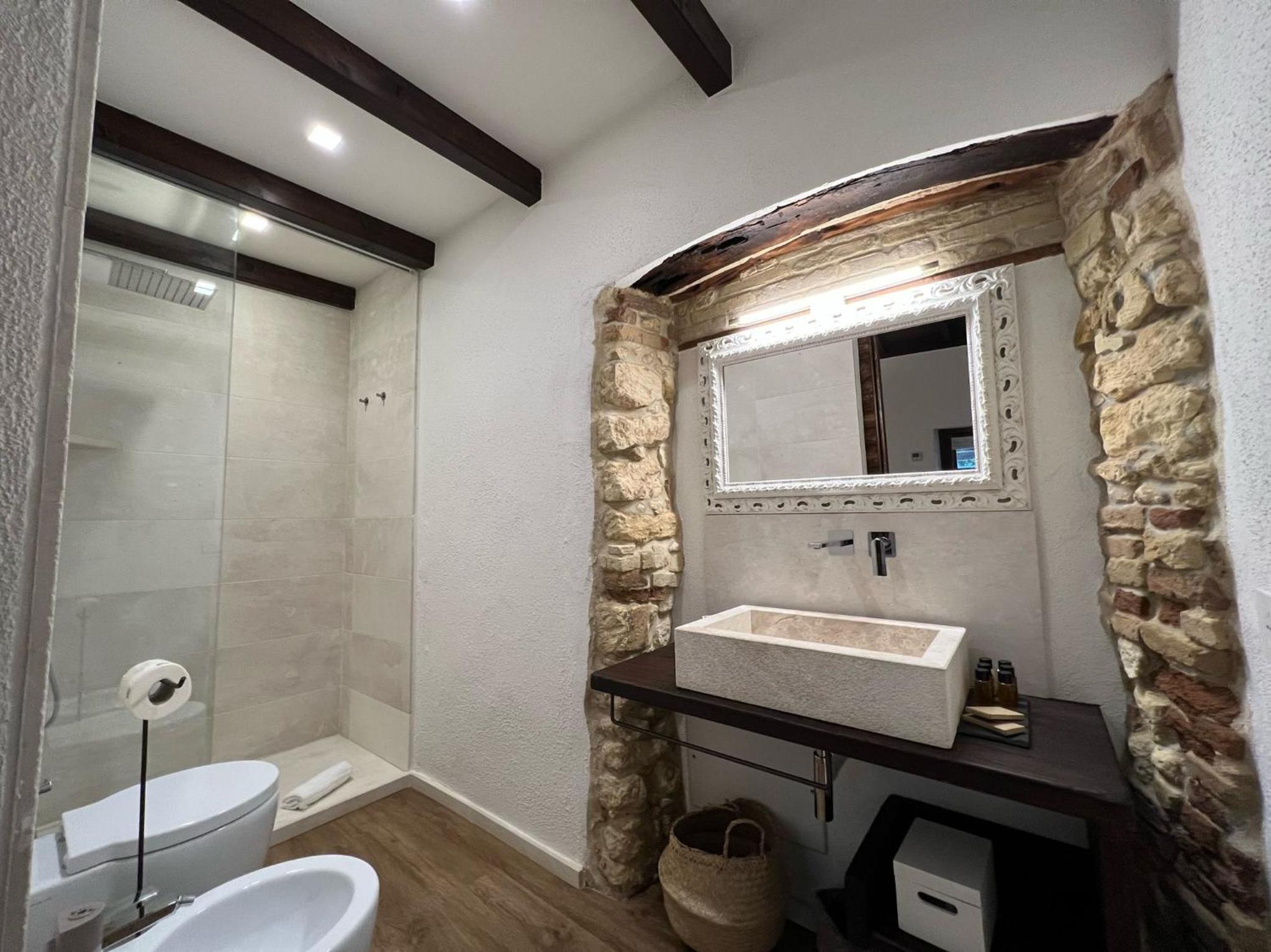 Superior Double or Twin Room - Photo 12