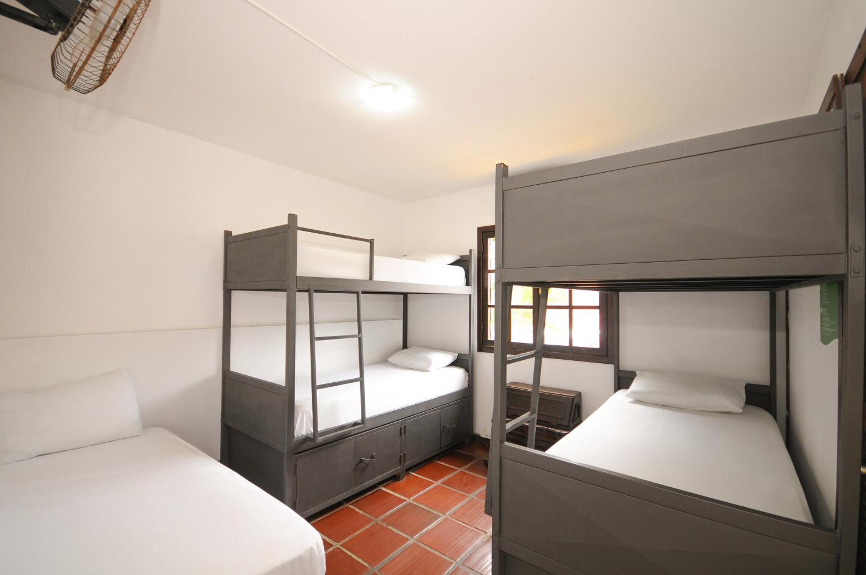 Bed in 6-Bed Mixed Dormitory Room photo 1