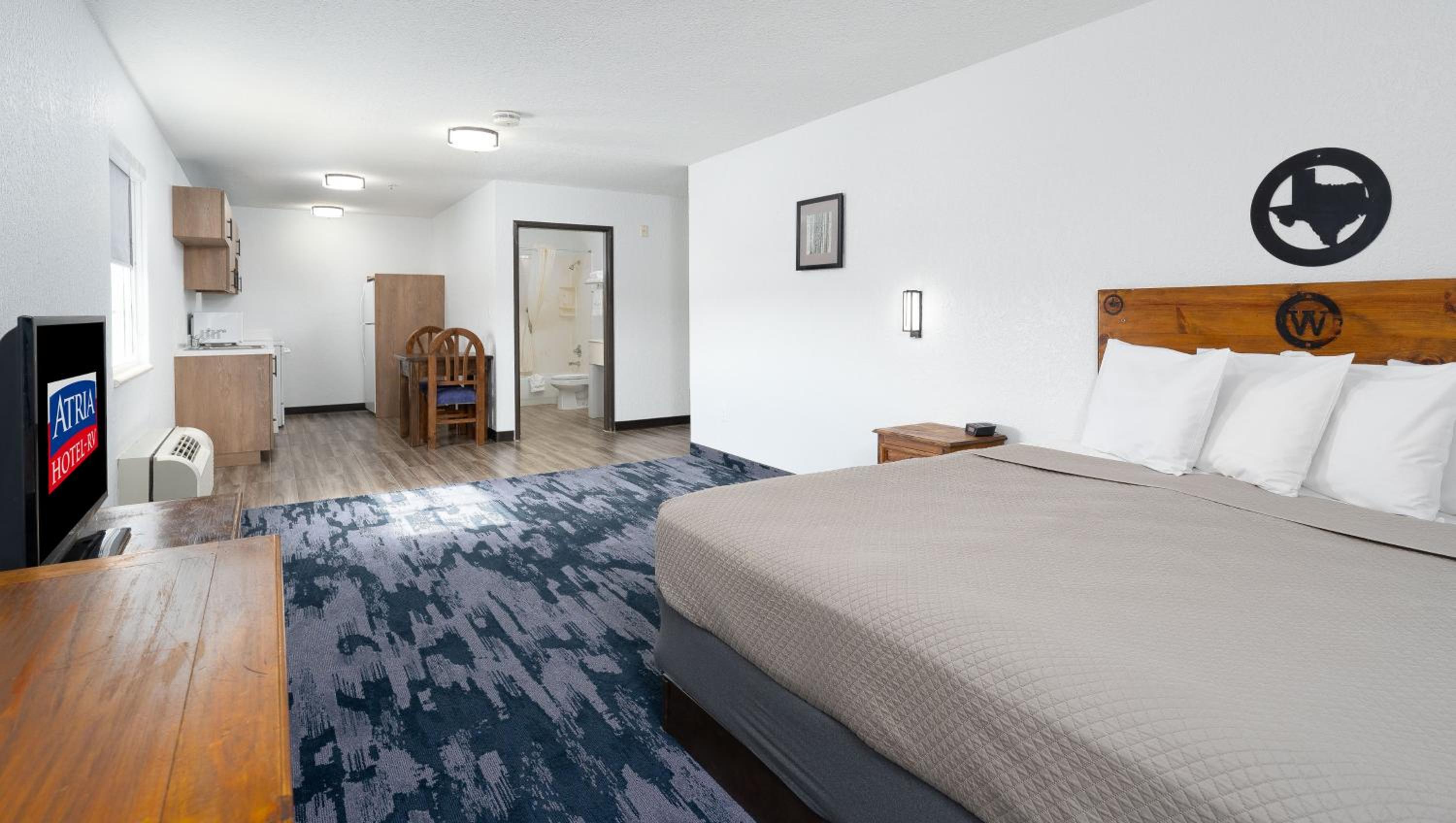 King Room - Non-Smoking - Photo 11