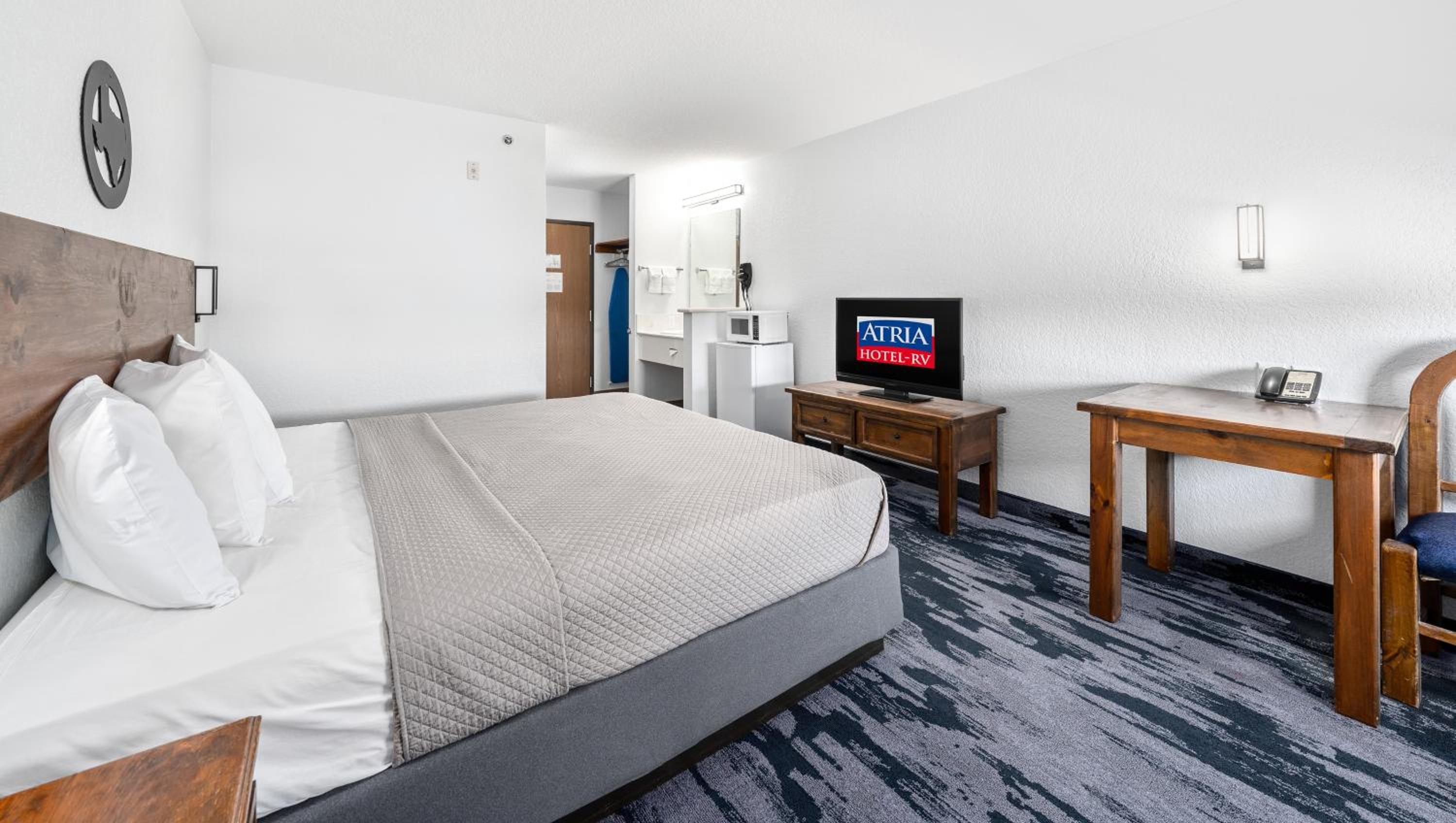 King Room - Non-Smoking - Photo 8