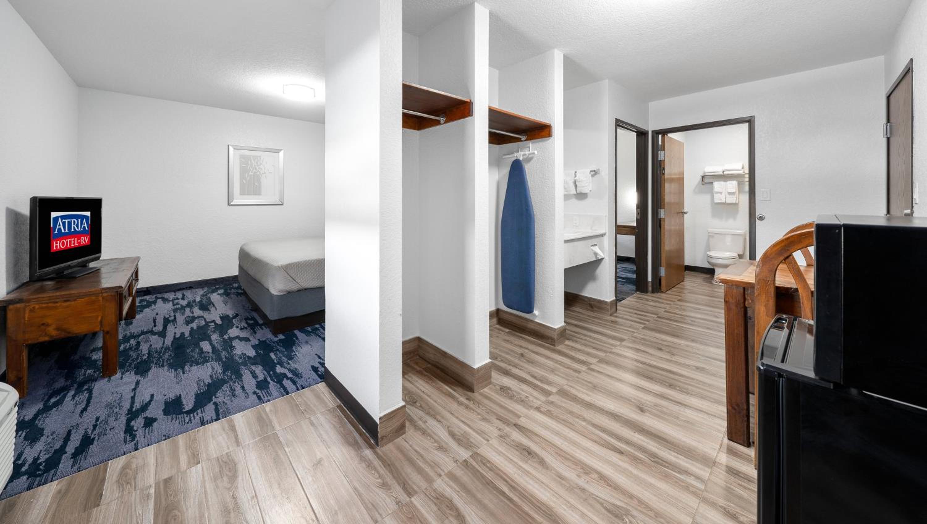 King Room - Non-Smoking - Photo 6