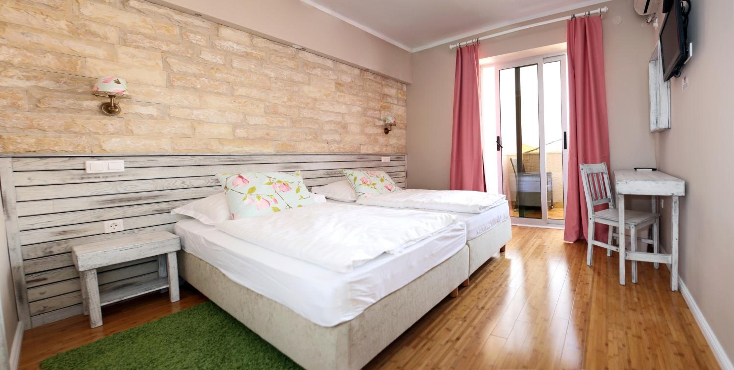 Double or Twin Room with Balcony - Photo 6