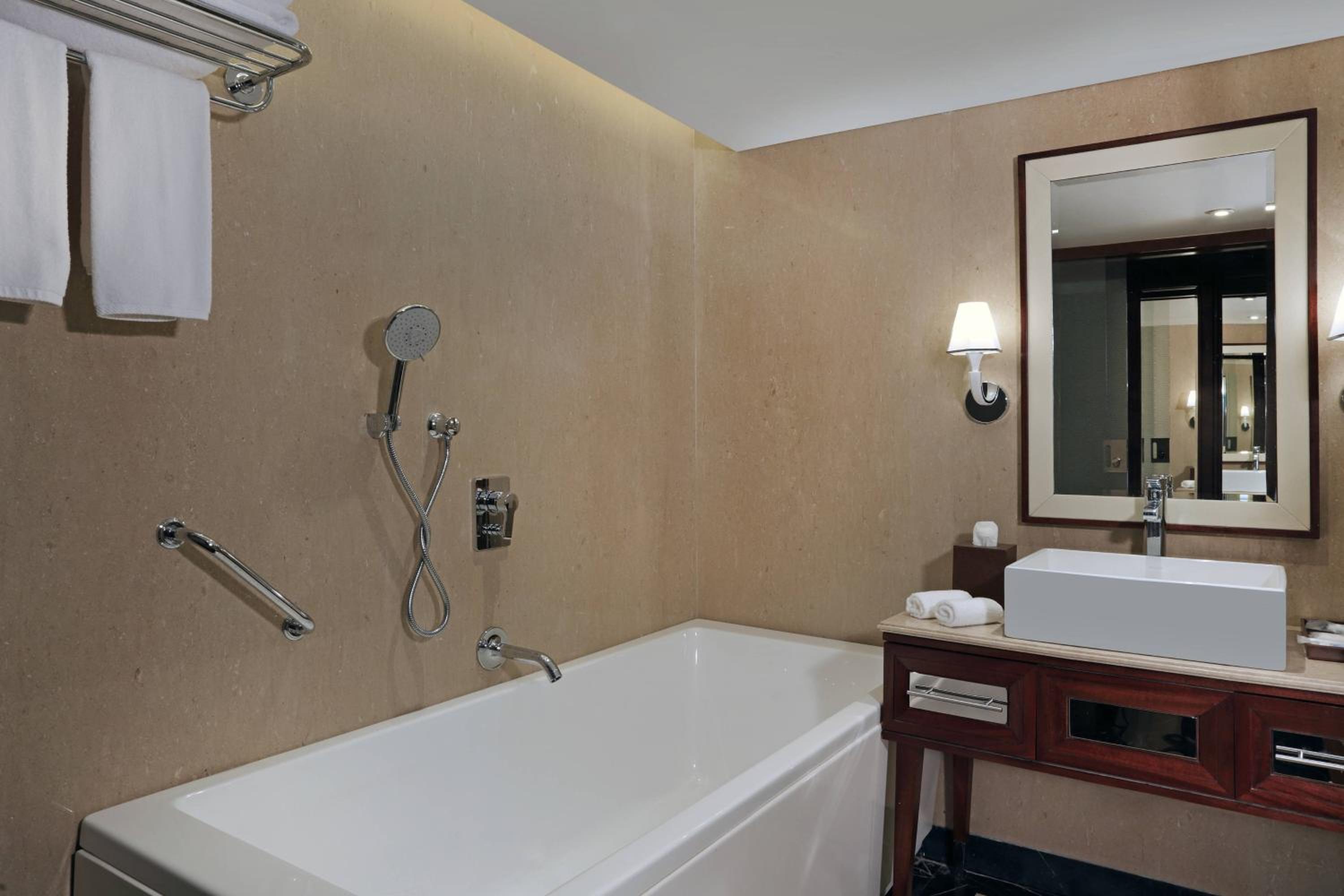 Executive King Suite Room with Lounge Access - Complimentary IMFL from 6pm to 8pm - Photo 6