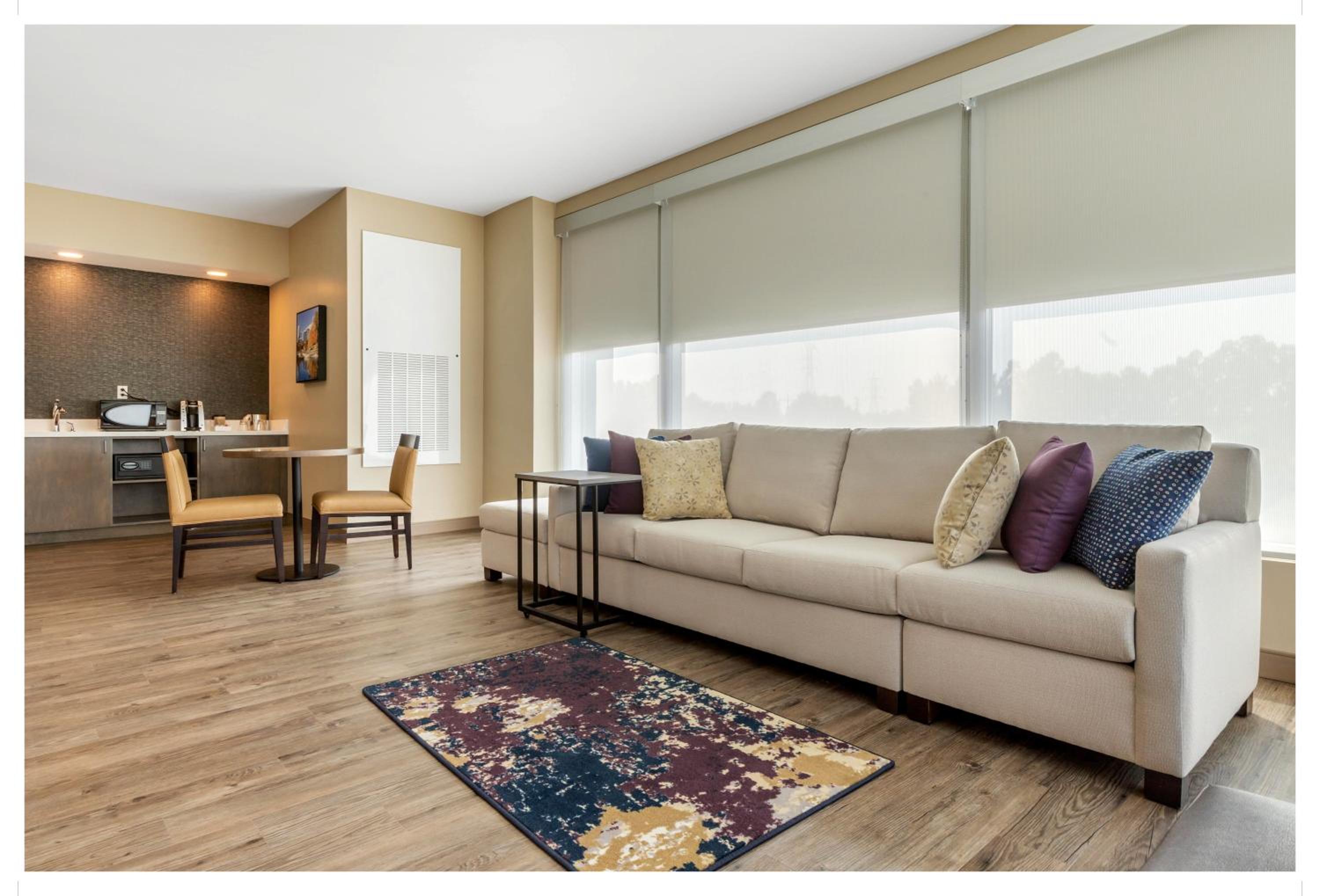 King Suite - Non-Smoking - Photo 4