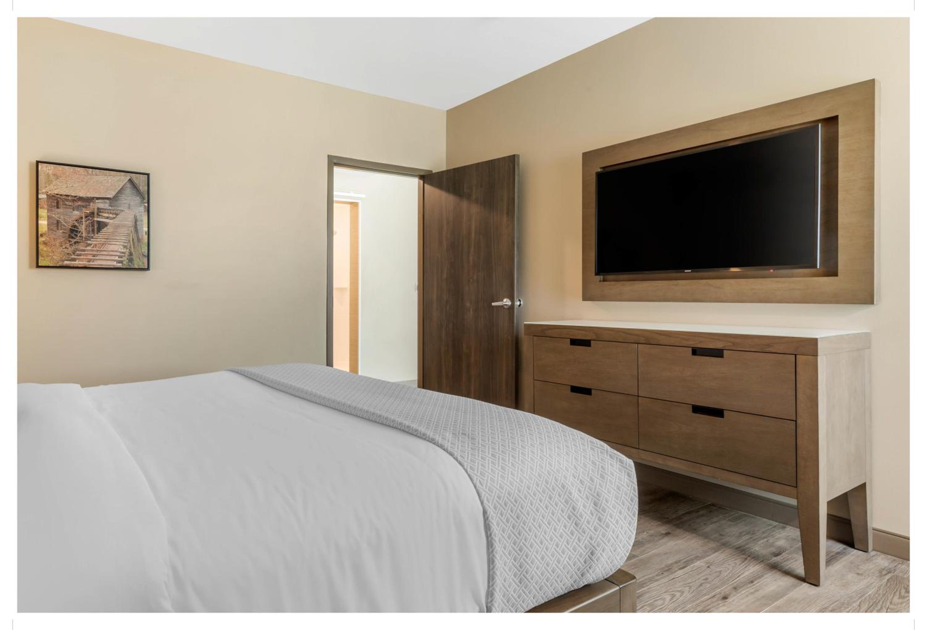 King Suite - Non-Smoking - Photo 6