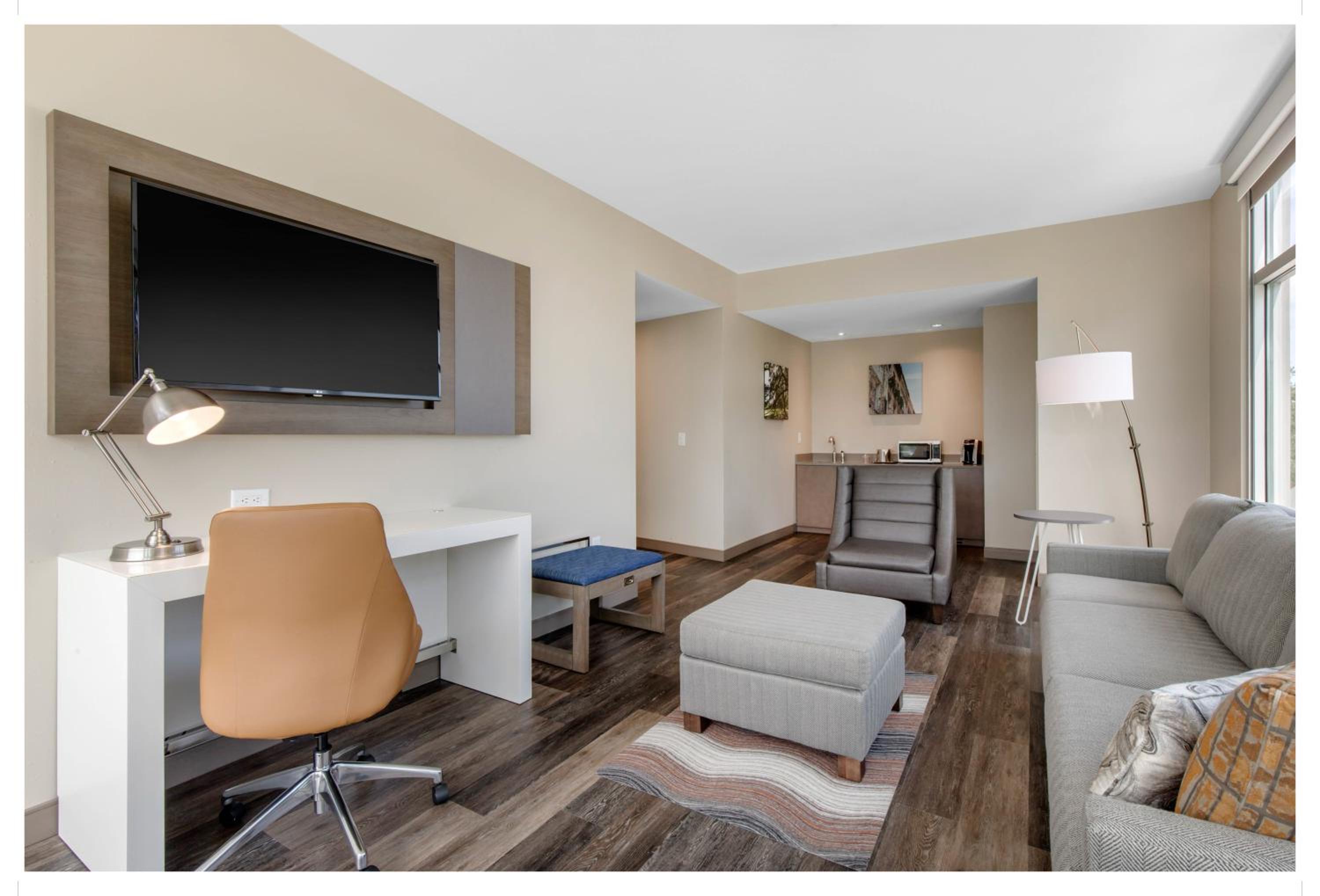King Suite - Non-Smoking - Photo 7