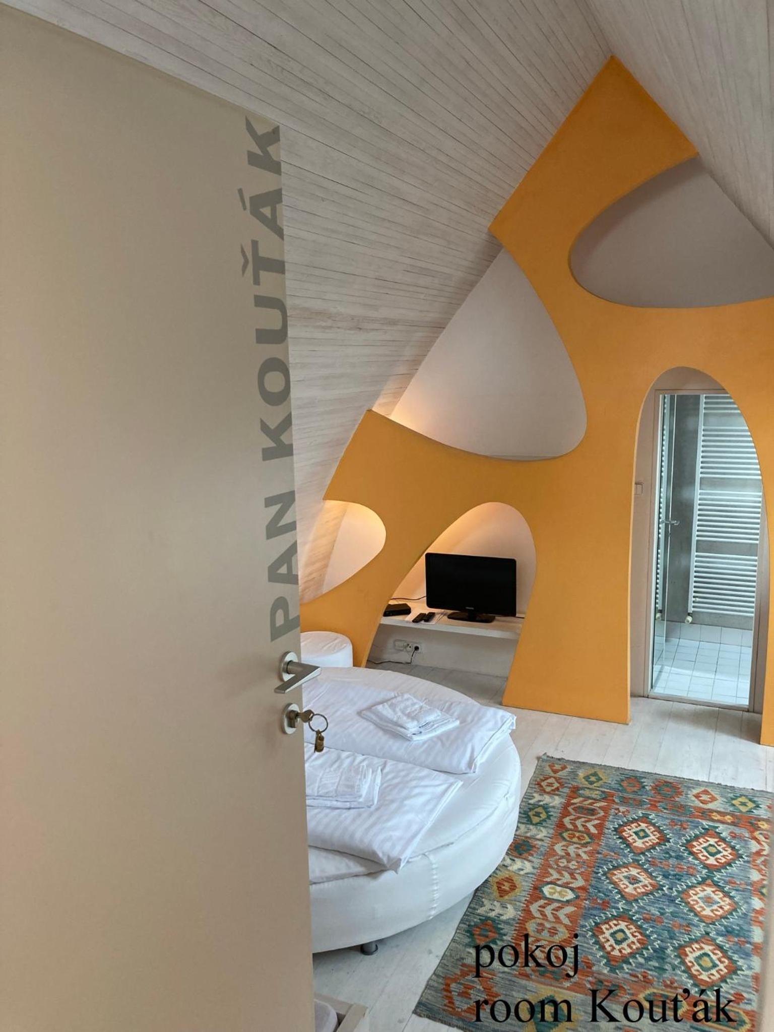 Double or Twin Room with Extra Bed - Photo 1