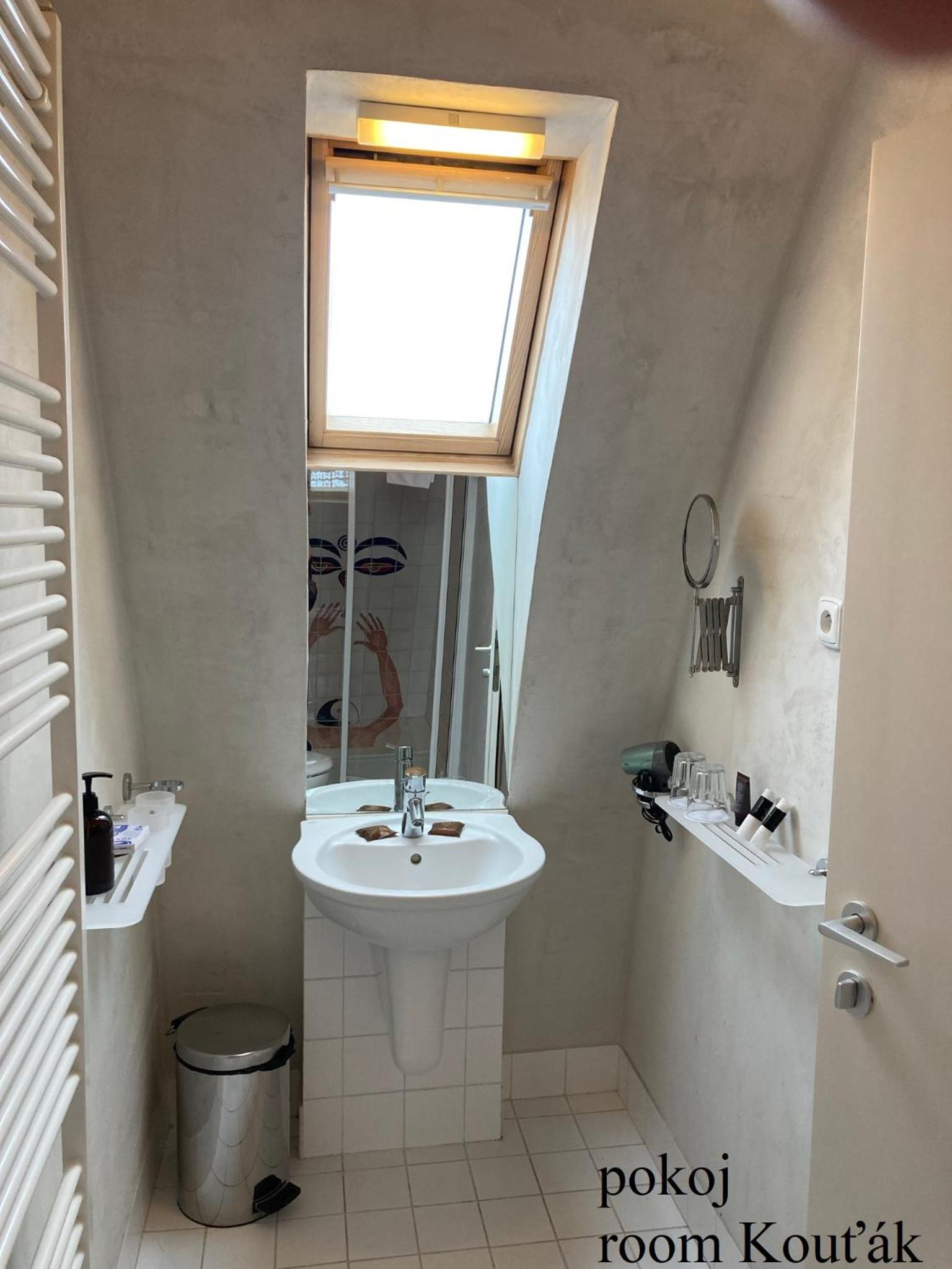 Double or Twin Room with Extra Bed - Photo 6