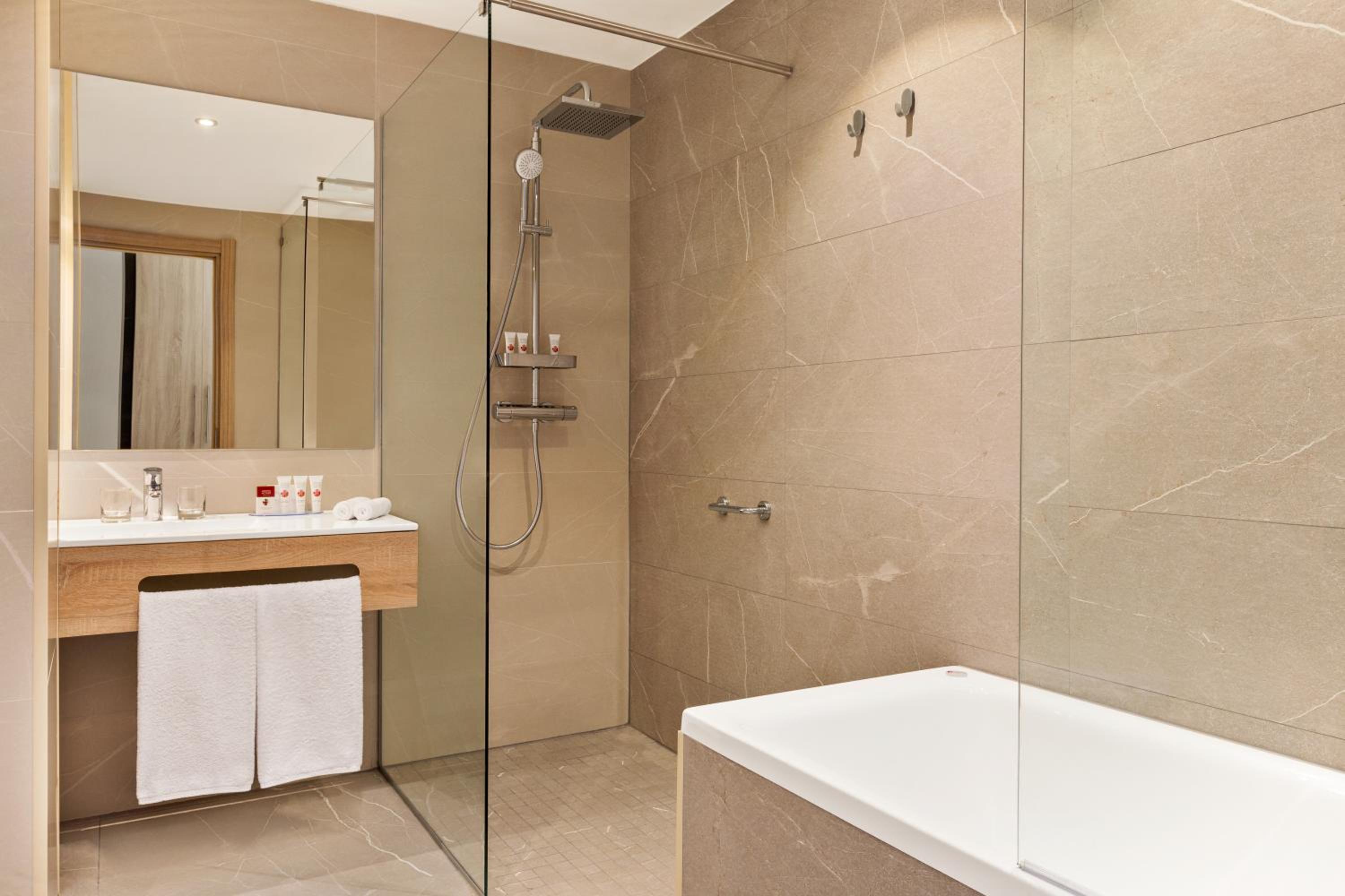 Executive King Suite - Non-Smoking - Photo 3
