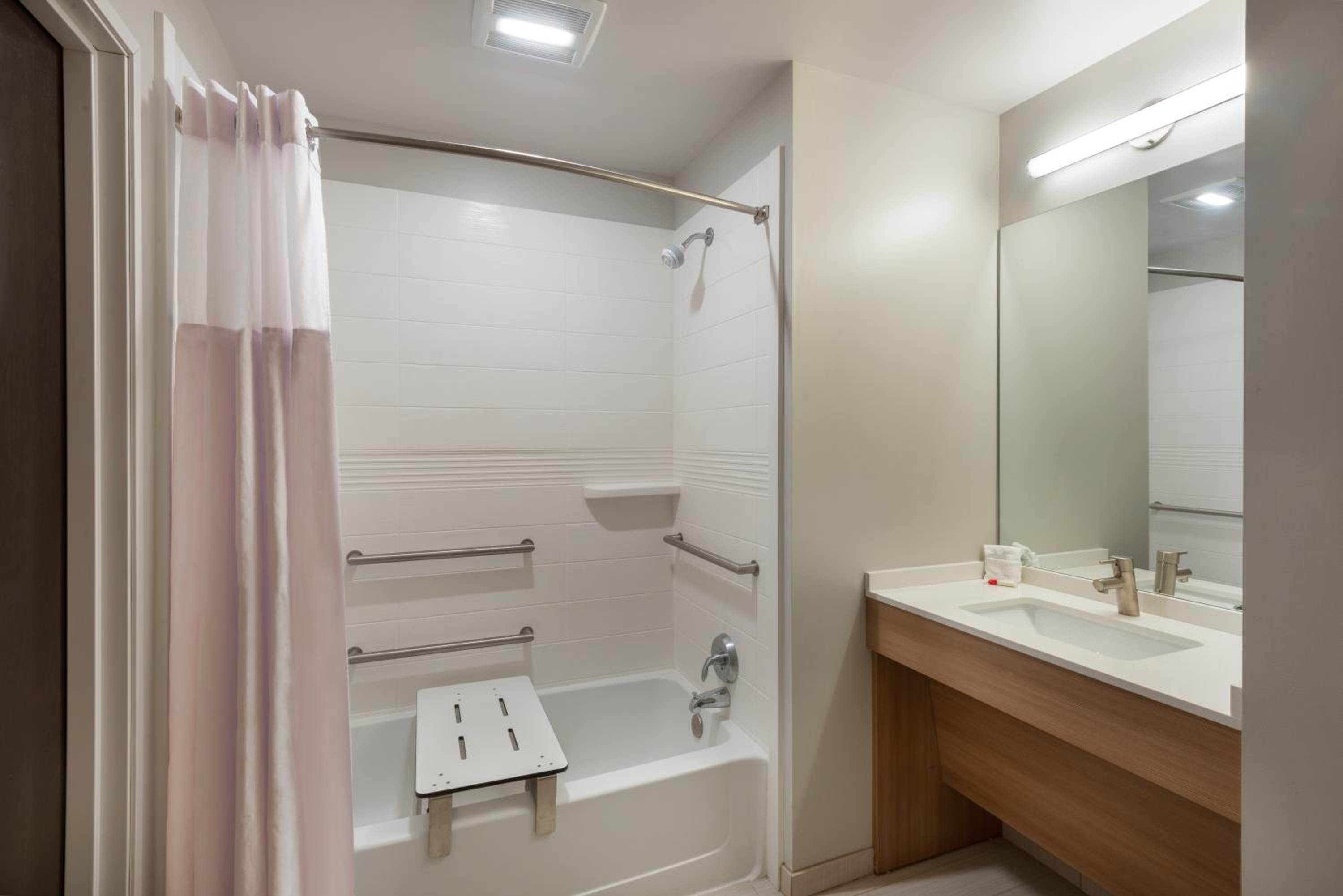 Queen Room - Mobility Access/Non-Smoking - Photo 3