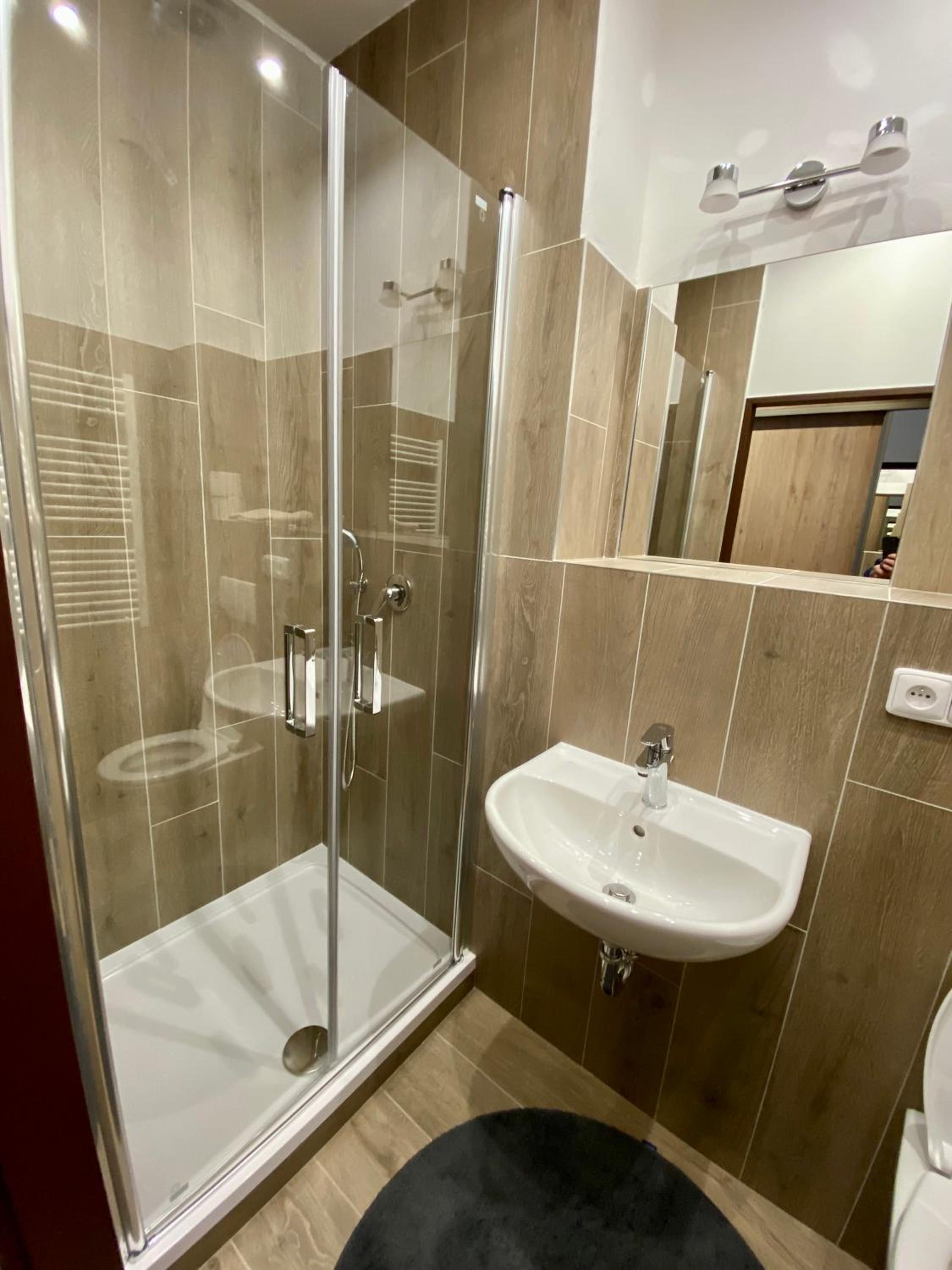 Deluxe Double Room with Shower - Photo 3
