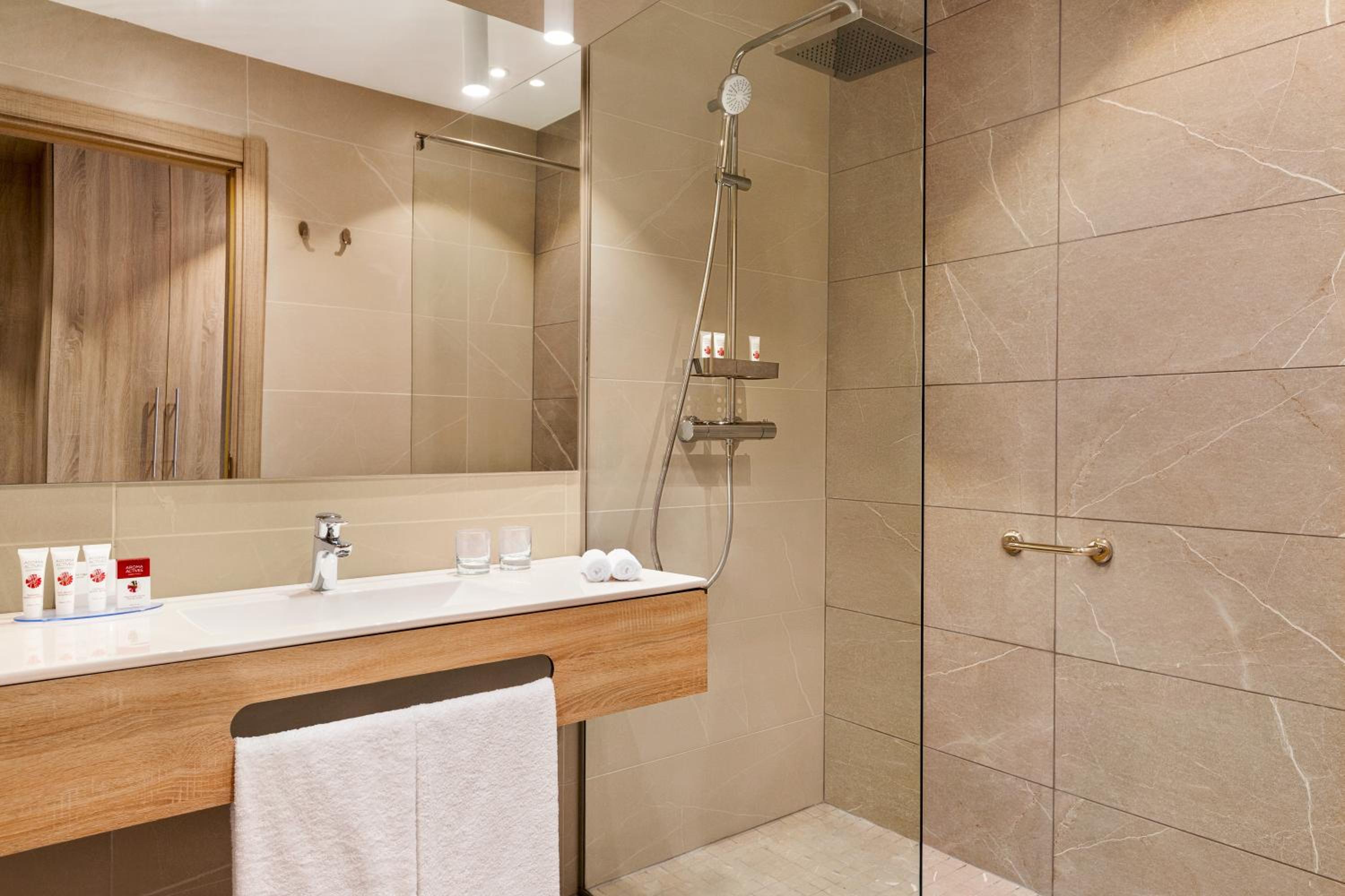 Junior King Suite - Non-Smoking - Photo 2
