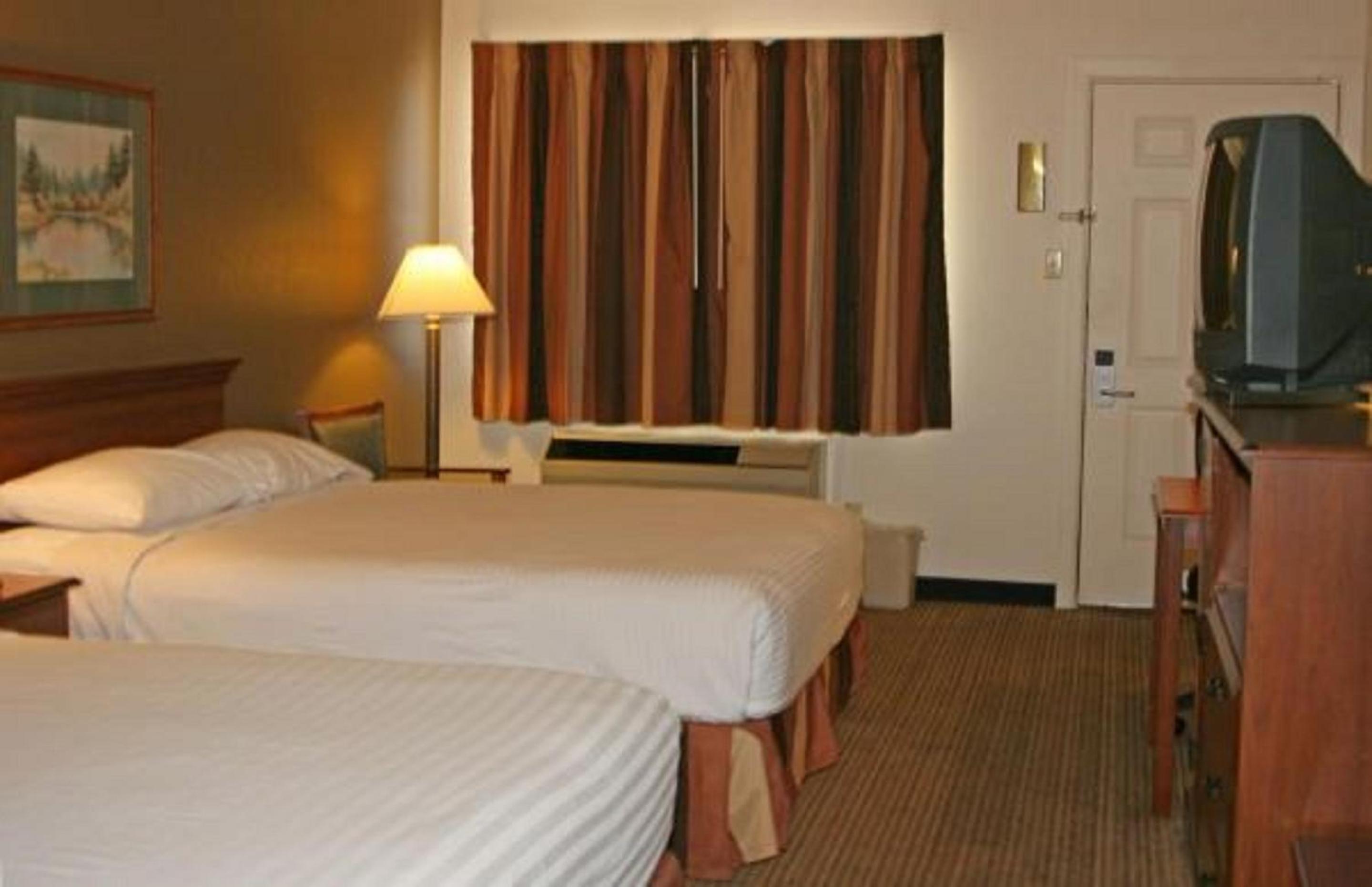 Queen Room with Two Queen Beds - Photo 2