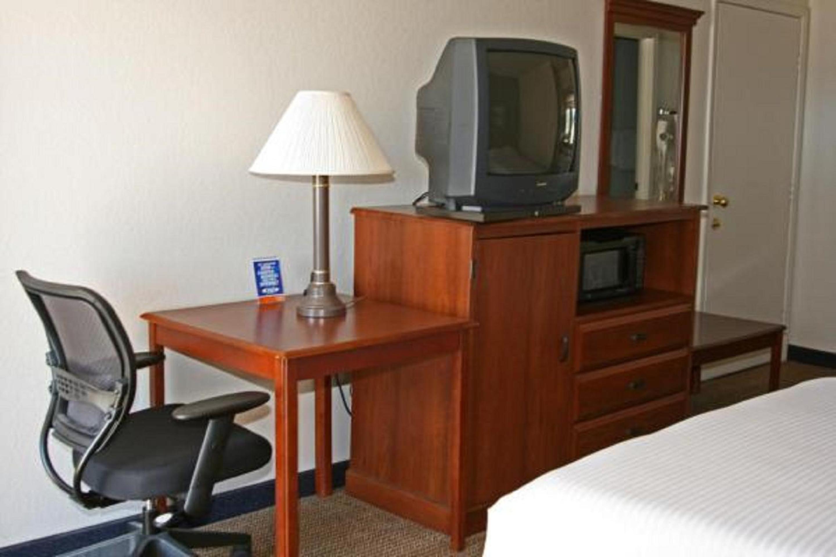 Queen Room with Two Queen Beds - Photo 3